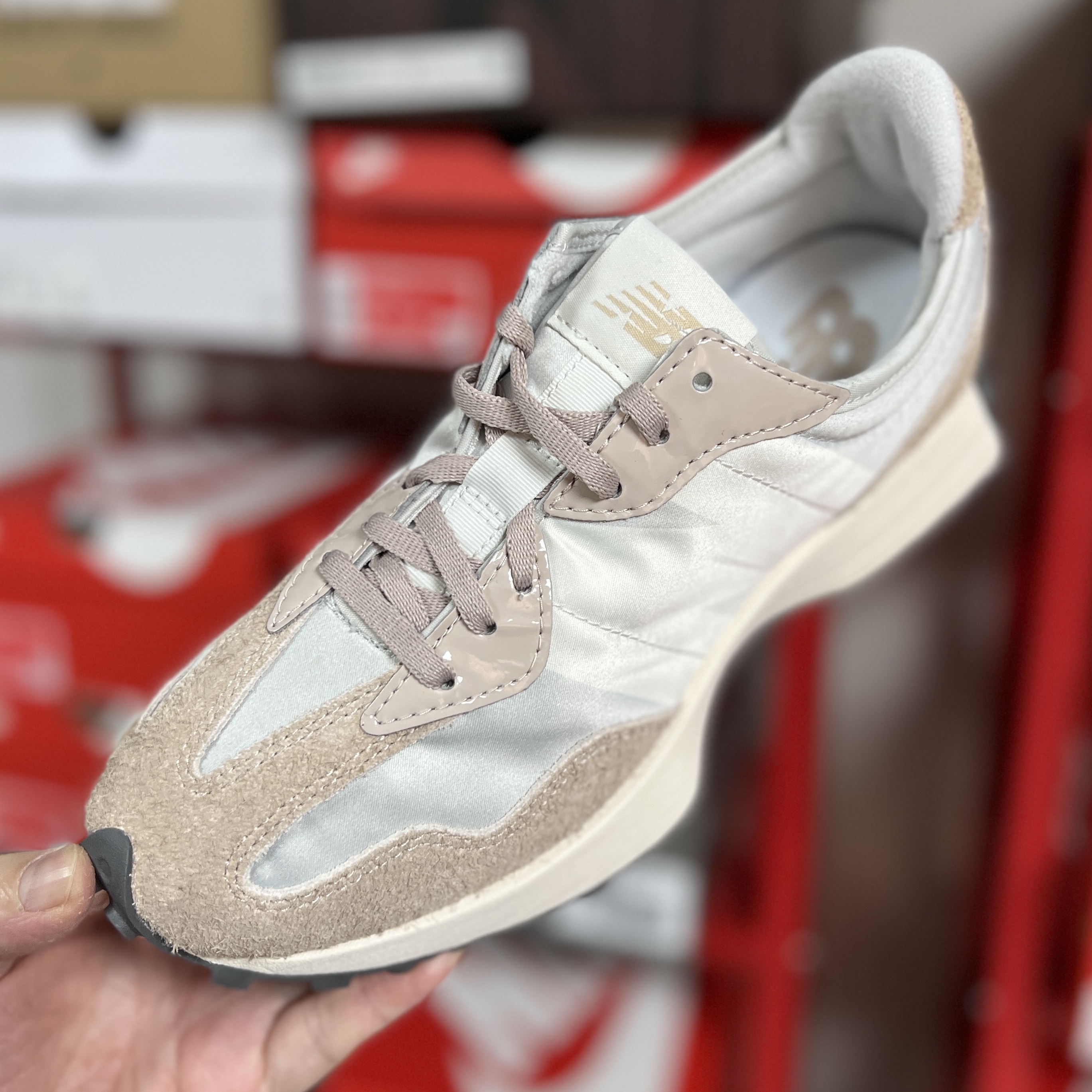 (W) New Balance 327 Grey Beige 착용 스타일 - 1