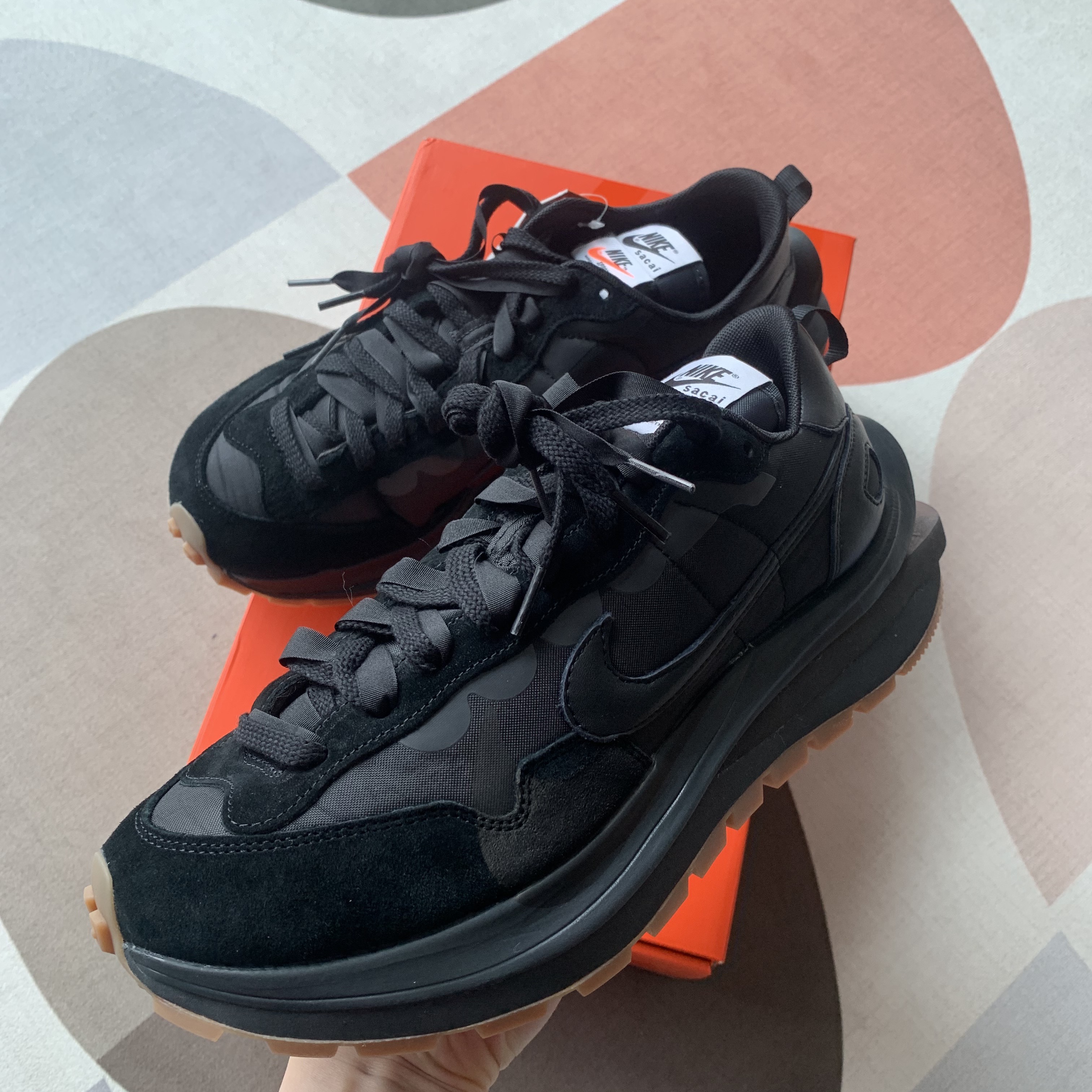 Nike x Sacai VaporWaffle Black and Gum 착용 스타일 - 2