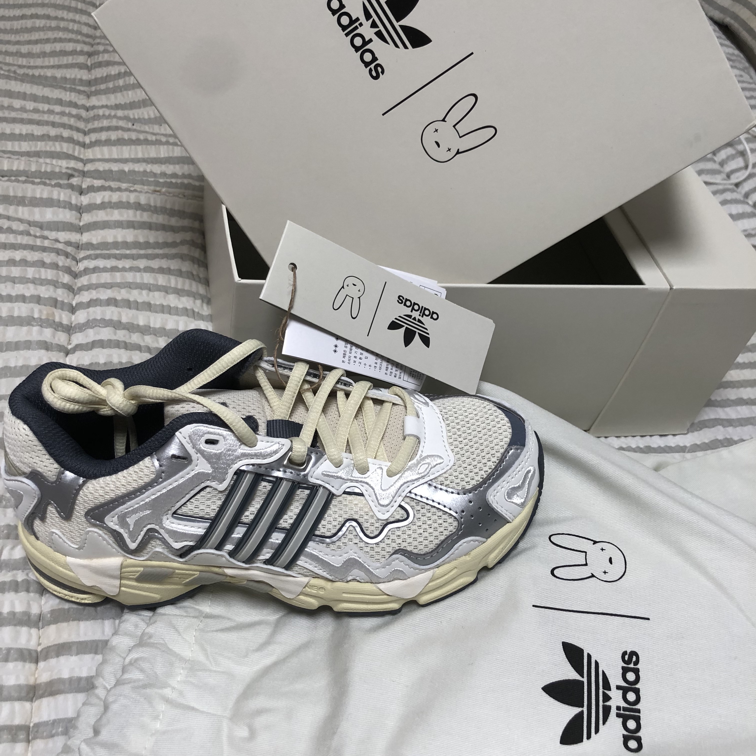 Adidas x Bad Bunny Response CL White Sand 착용 스타일