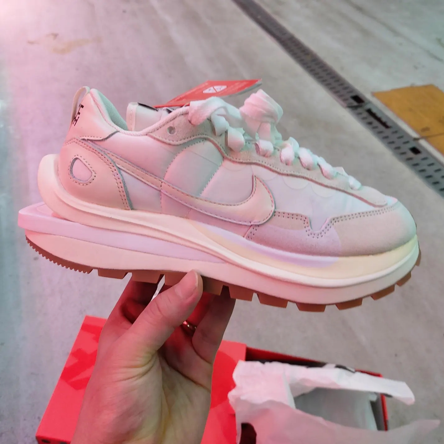 Nike x Sacai VaporWaffle White and Gum 착용 스타일 - 2