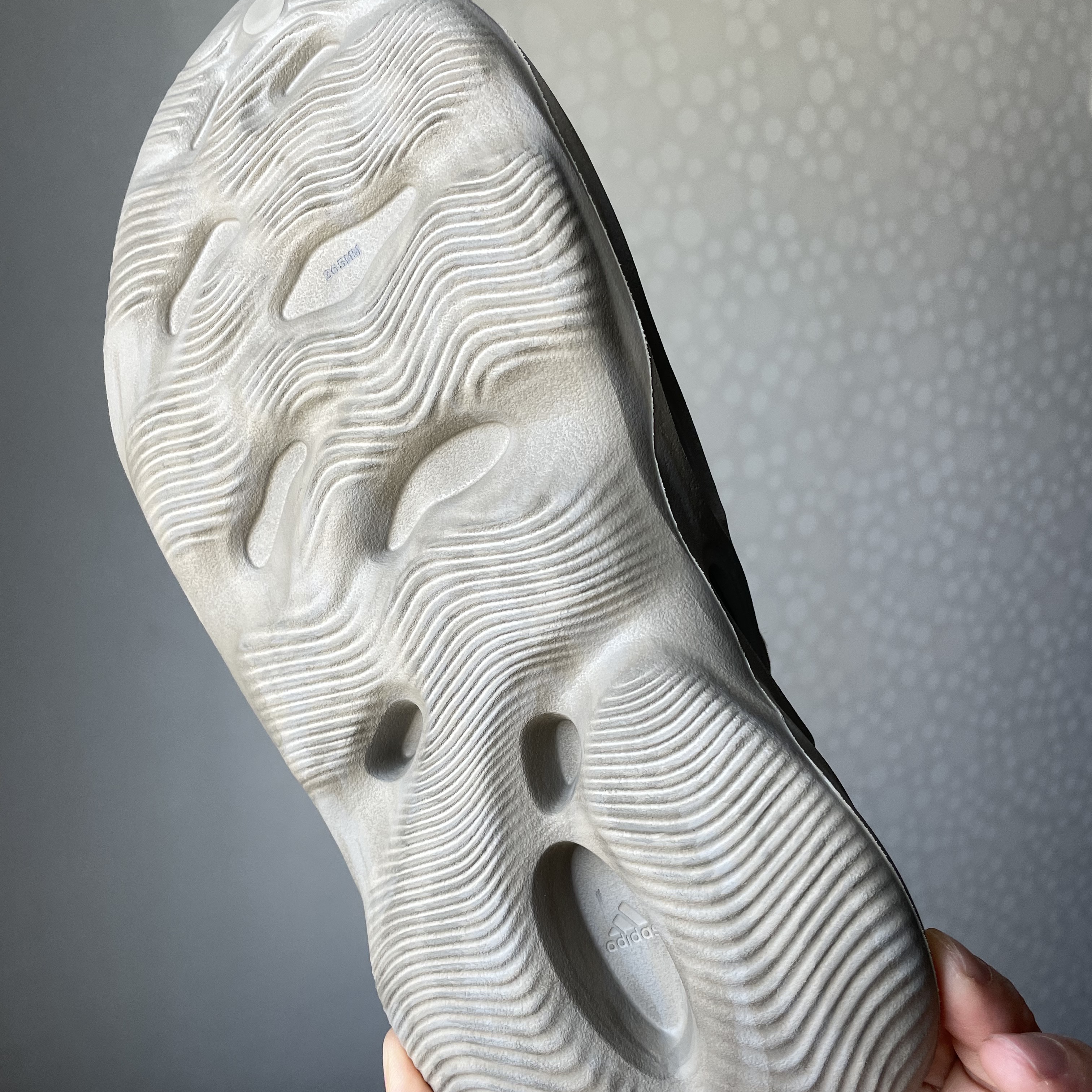 Adidas Yeezy Foam RNNR Stone Sage 착용 스타일 - 4