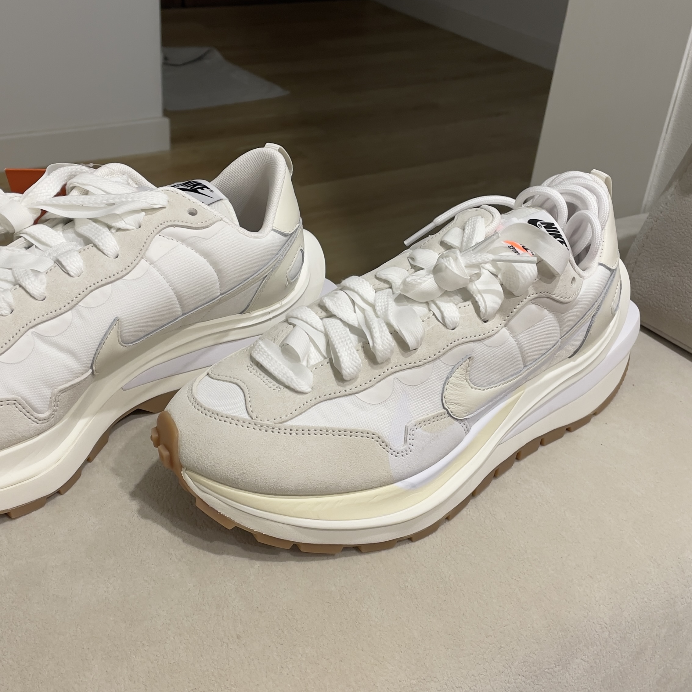 Nike x Sacai VaporWaffle White and Gum 착용 스타일 - 1