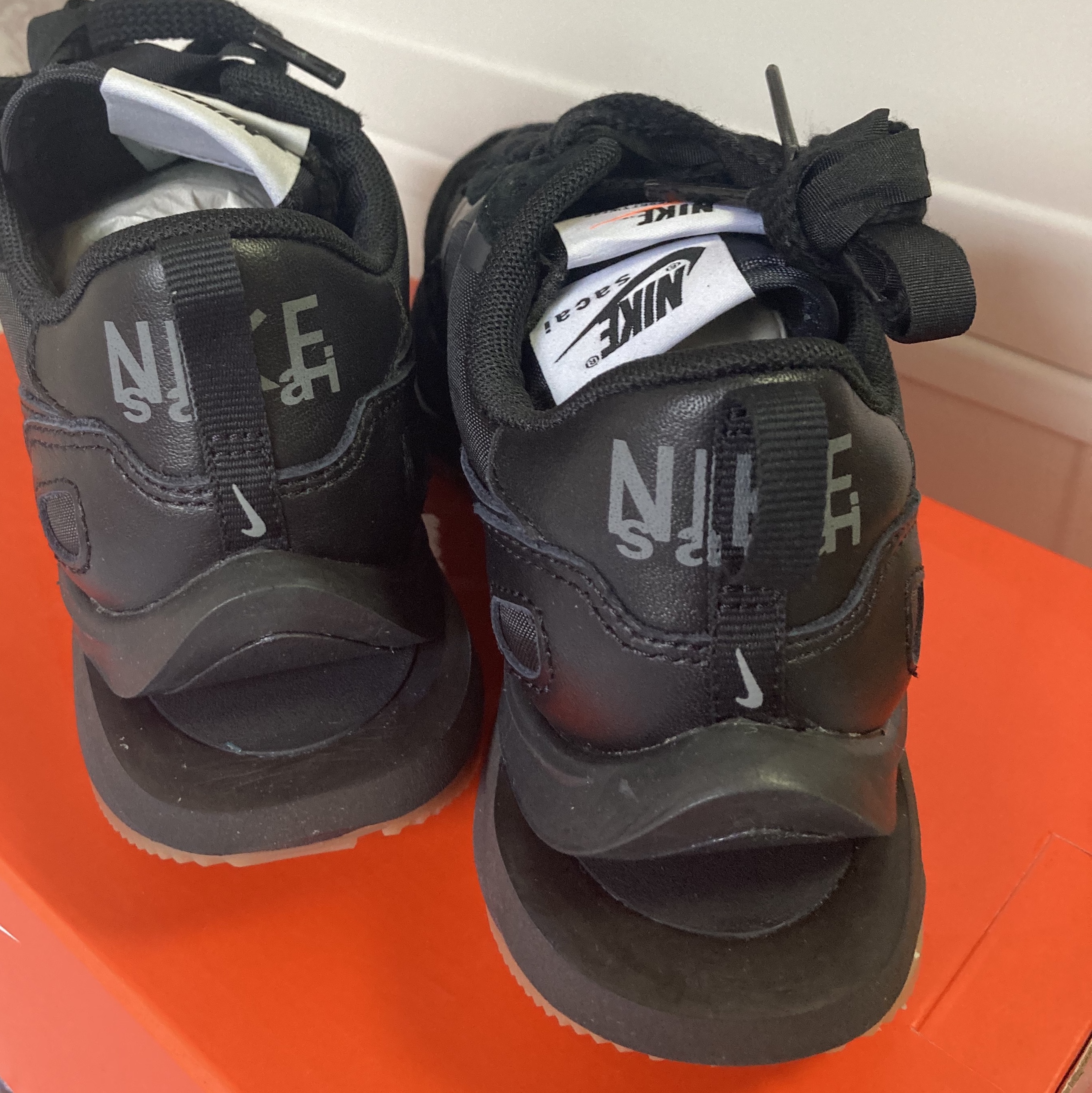 Nike x Sacai VaporWaffle Black and Gum 착용 스타일 - 3