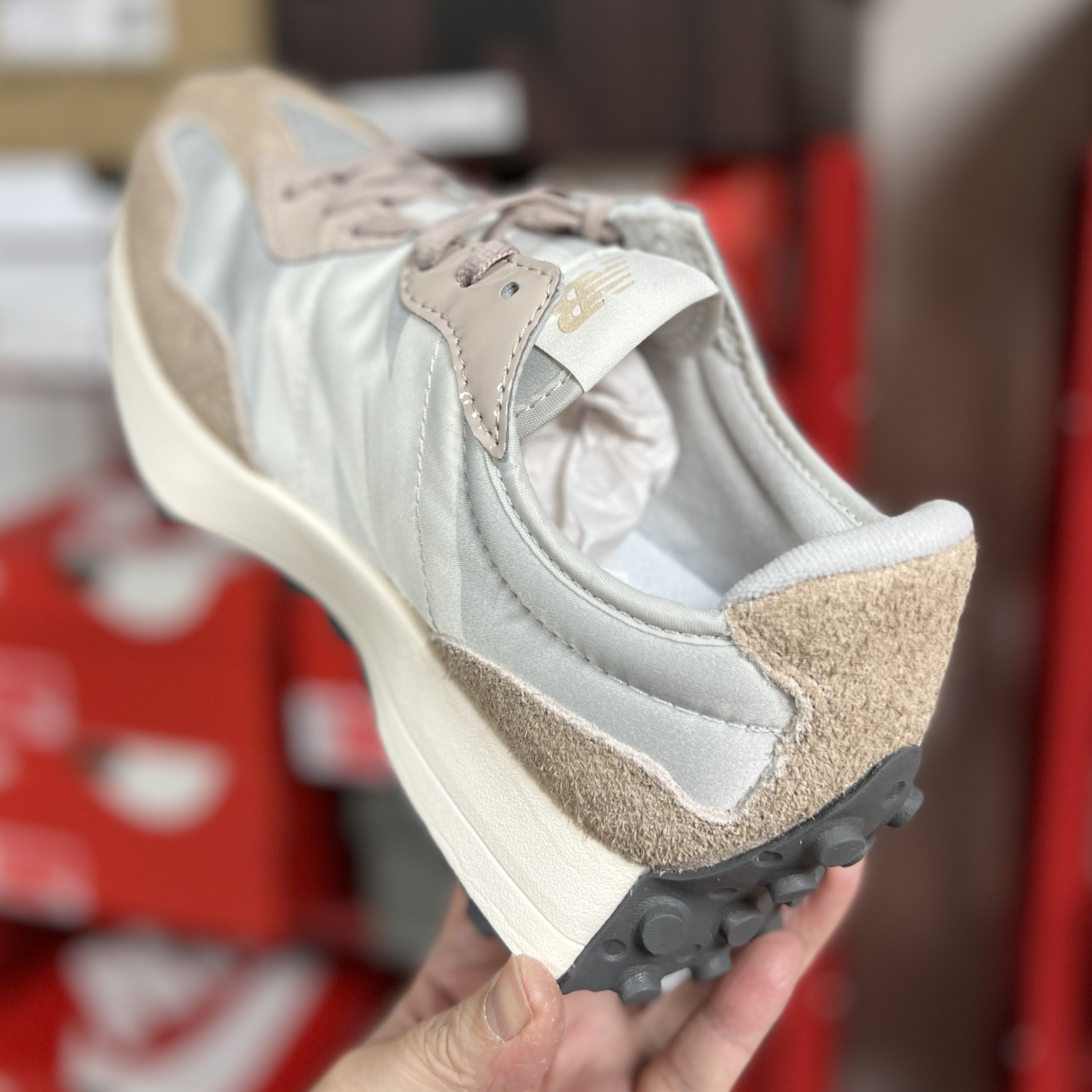 (W) New Balance 327 Grey Beige 착용 스타일 - 2