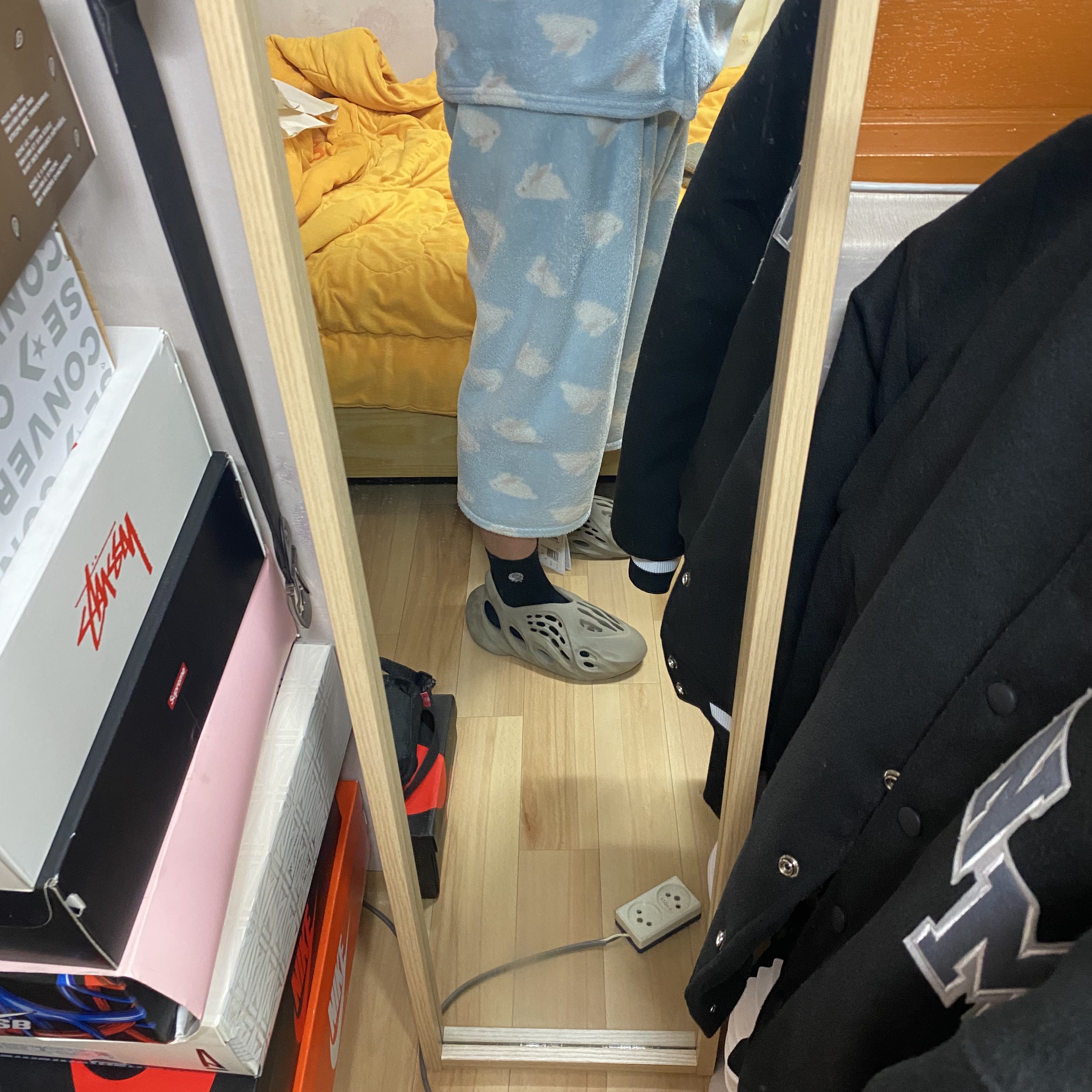 Adidas Yeezy Foam RNNR Stone Sage 착용 스타일 - 1