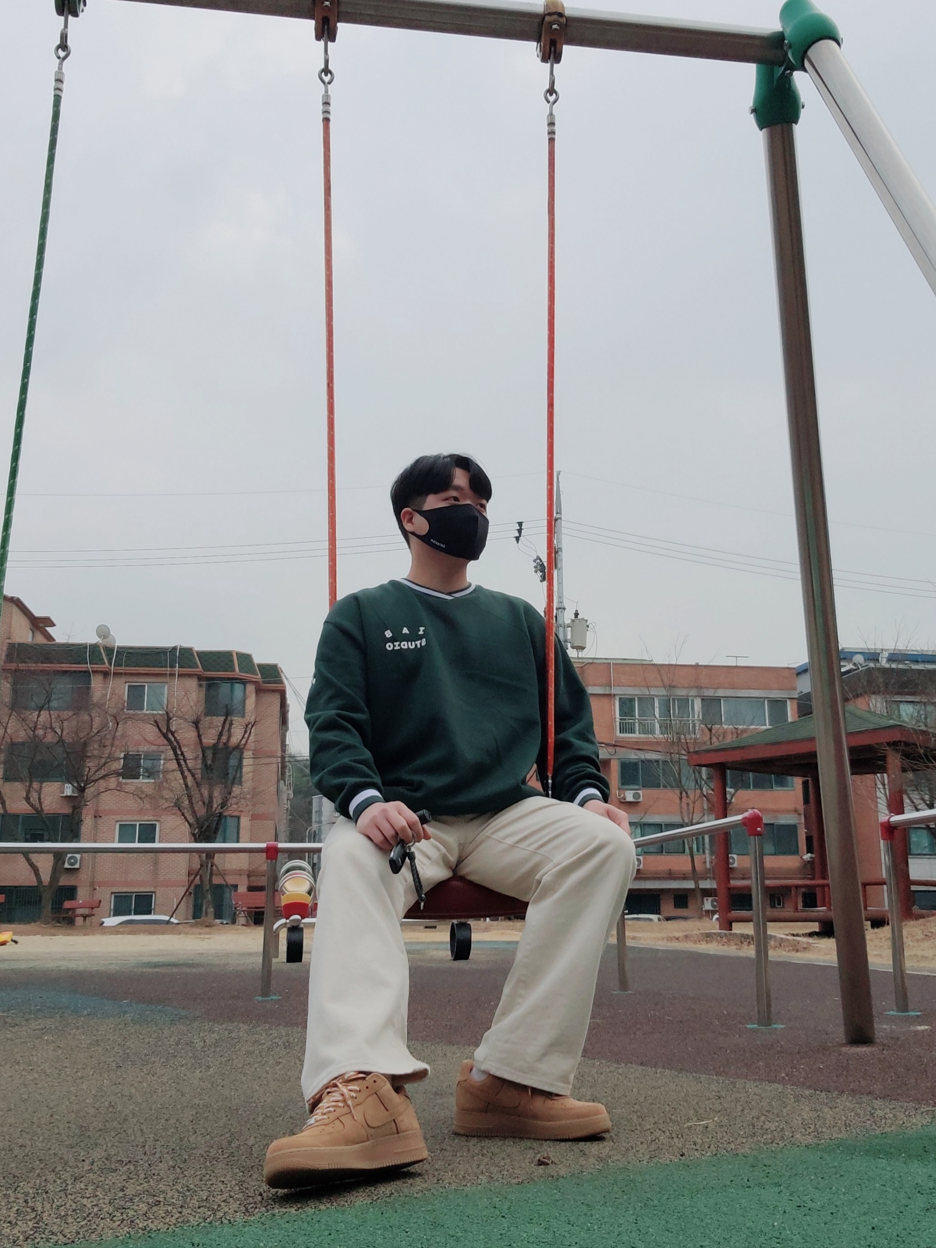 IAB Studio x Yonex Sweatshirt Green, Nike x Supreme Air Force 1 Low Flax 착용 스타일 - 2