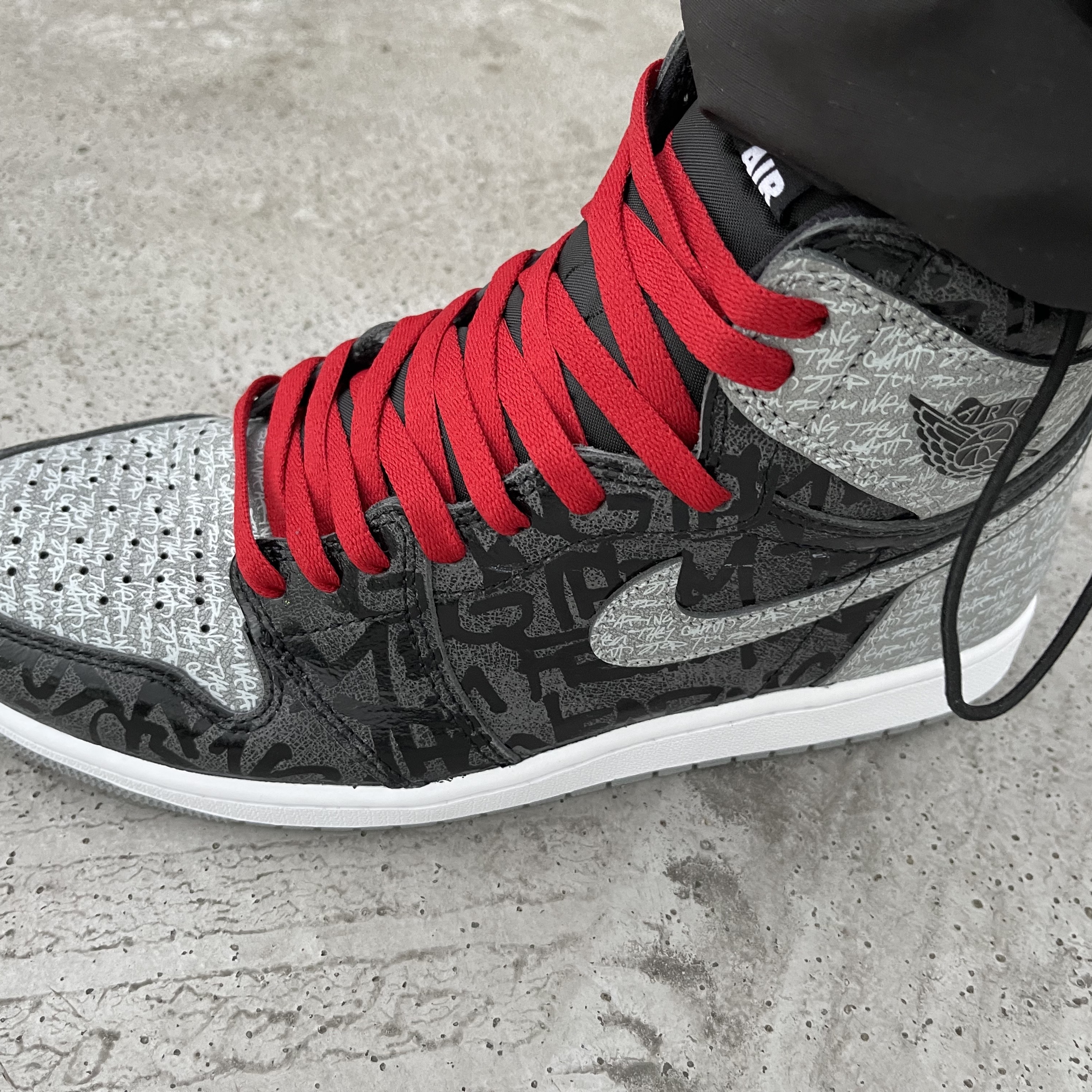 Jordan 1 Retro High OG Rebellionaire 착용 스타일 - 1