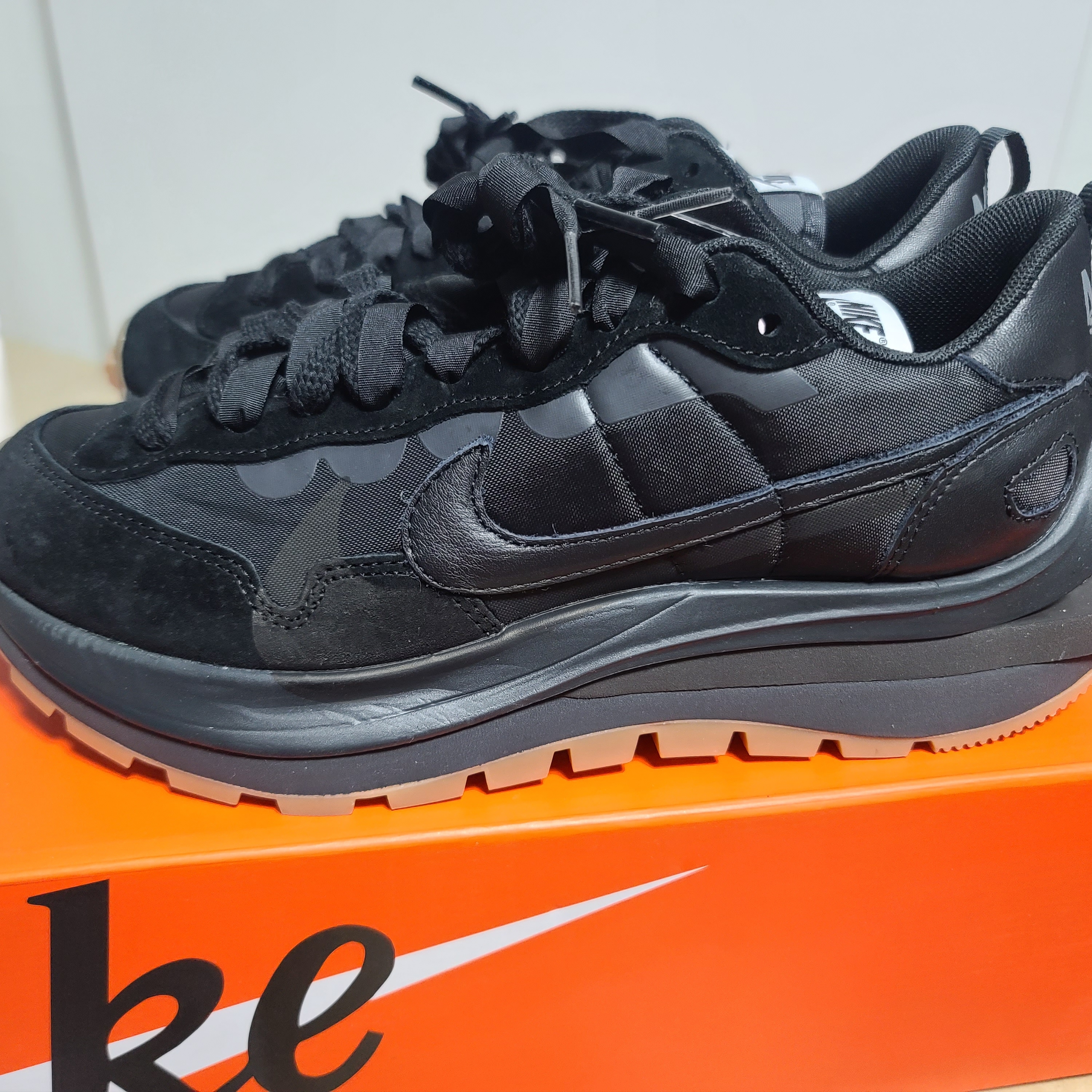 Nike x Sacai VaporWaffle Black and Gum 착용 스타일
