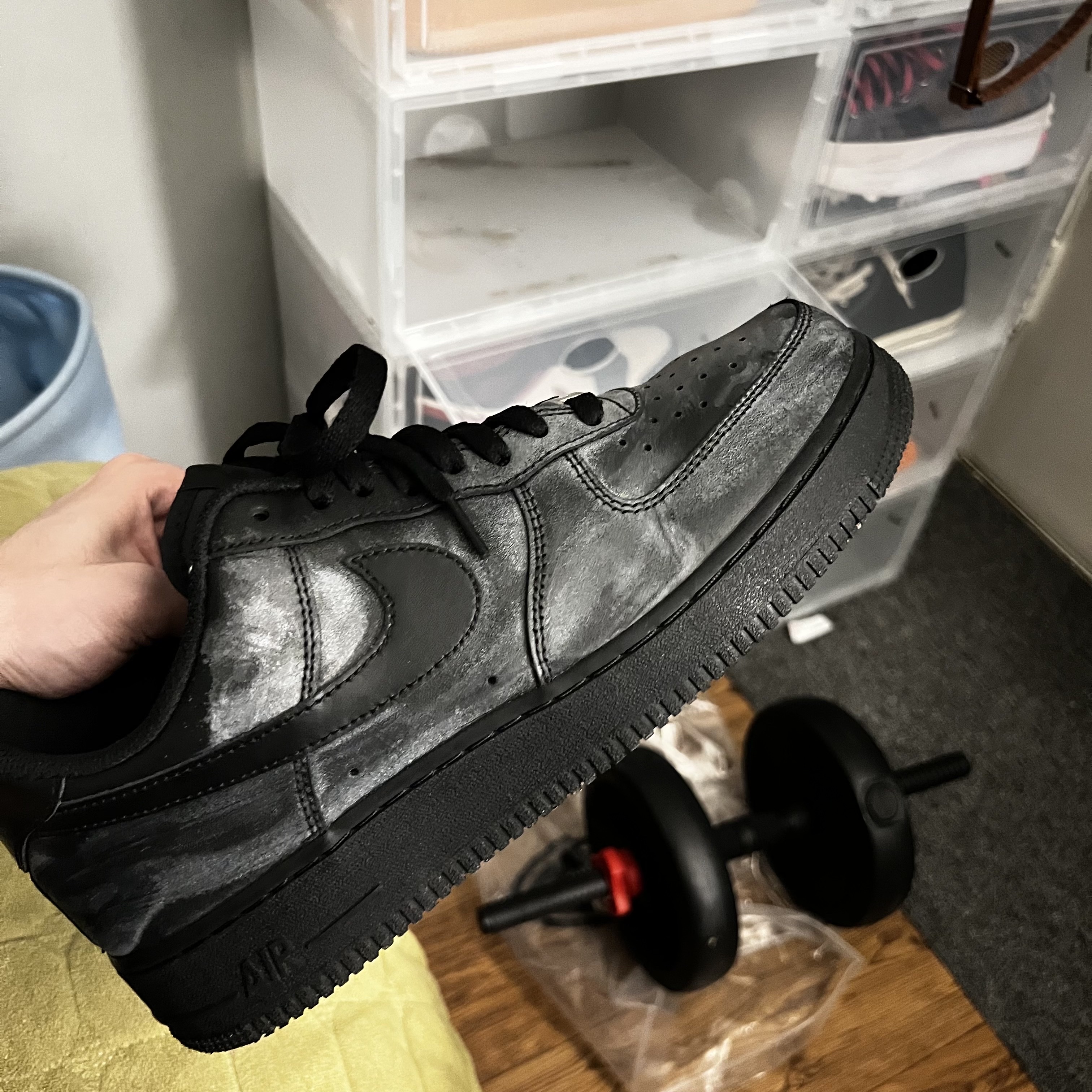 Nike Air Force 1 '07 Low Triple Black 착용 스타일 - 3