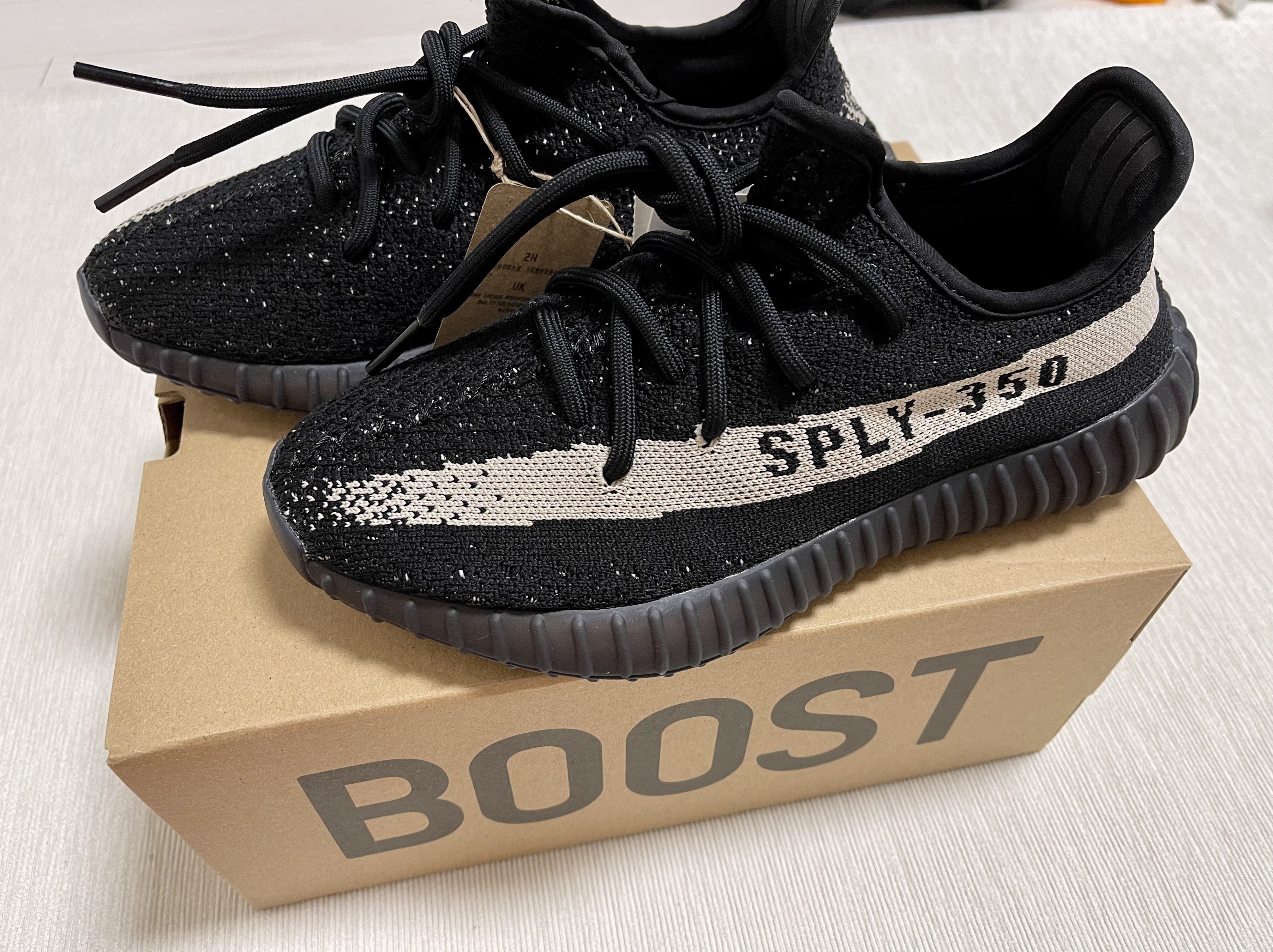 Adidas Yeezy Boost 350 V2 Core Black White 2022 착용 스타일 - 2