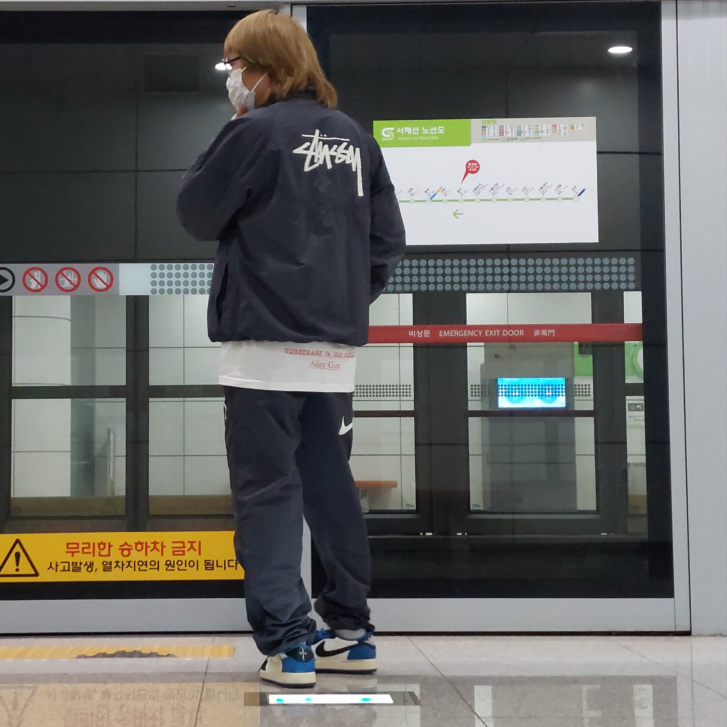 Nike x Stussy Windrunner Jacket Off Noir, Supreme Berlin Box Logo T-Shirt White - 21FW 착용 스타일