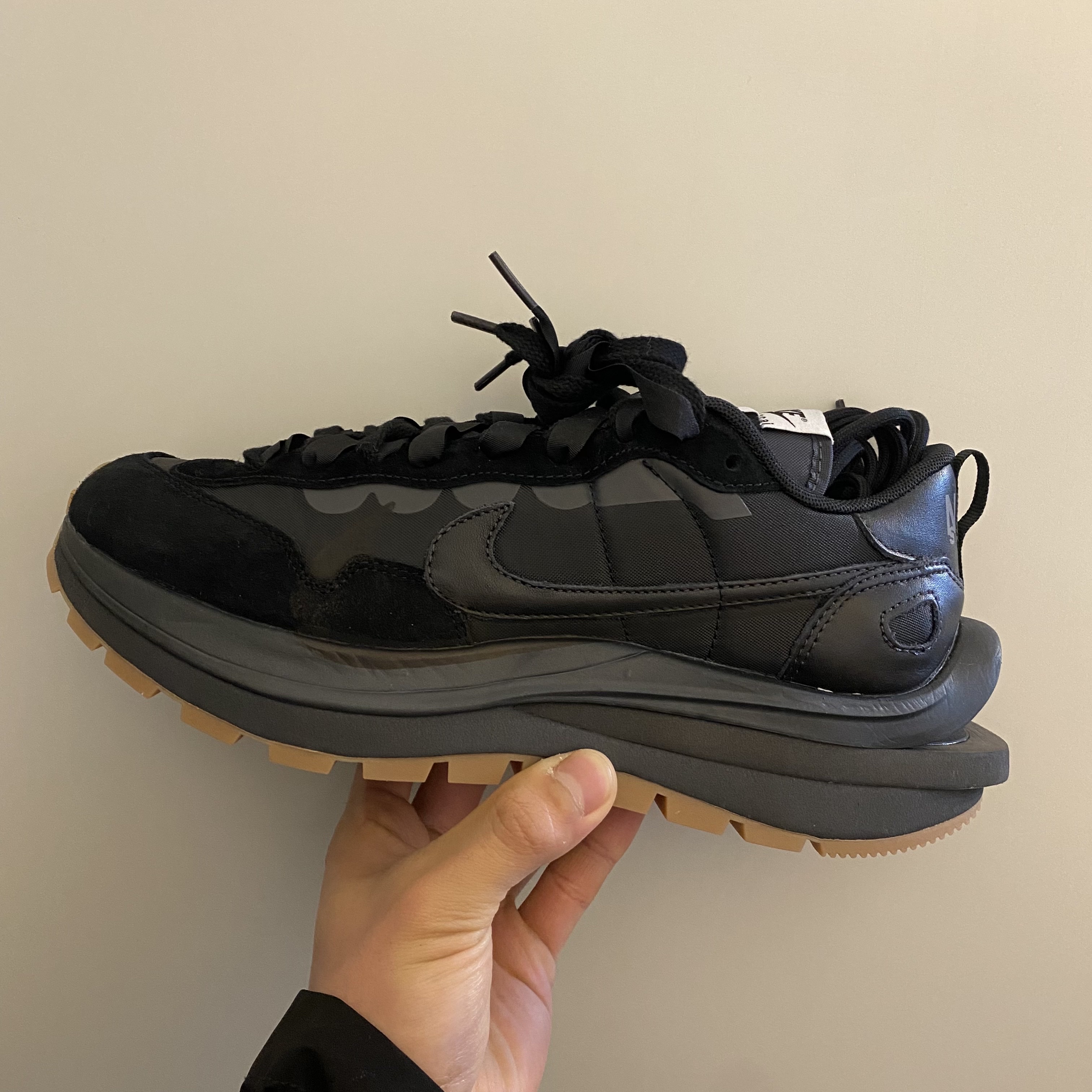 Nike x Sacai VaporWaffle Black and Gum 착용 스타일