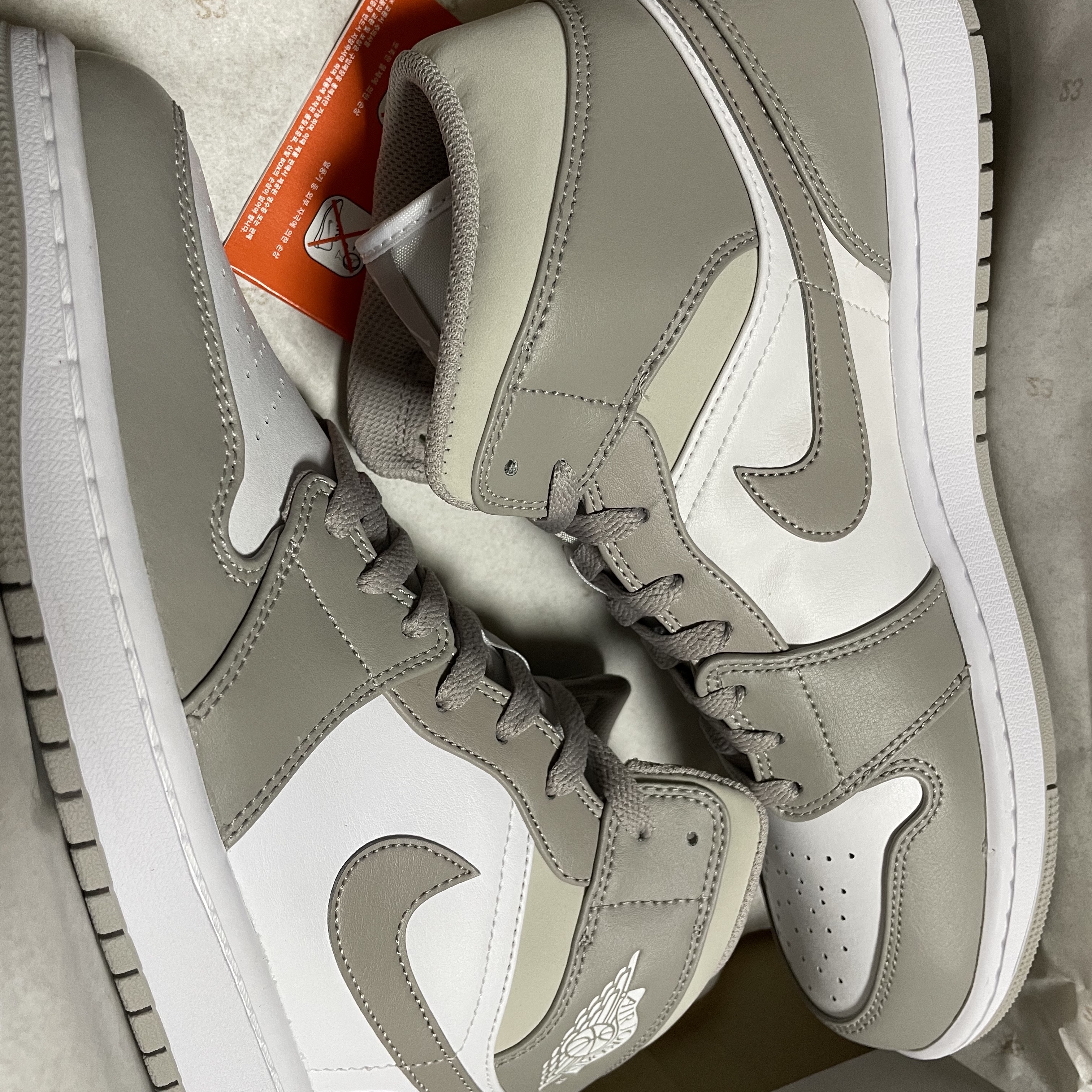Jordan 1 Mid College Grey 착용 스타일 - 2