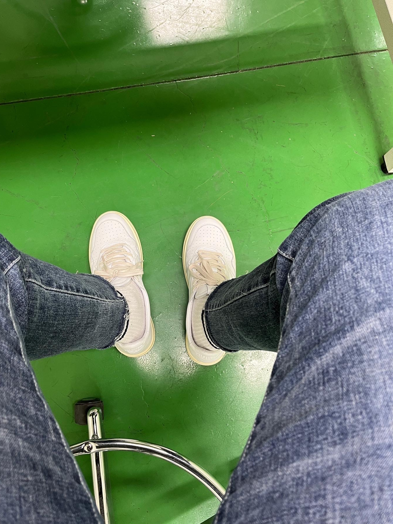 Autry Medalist Low Leather Sneakers White 착용 스타일 - 2