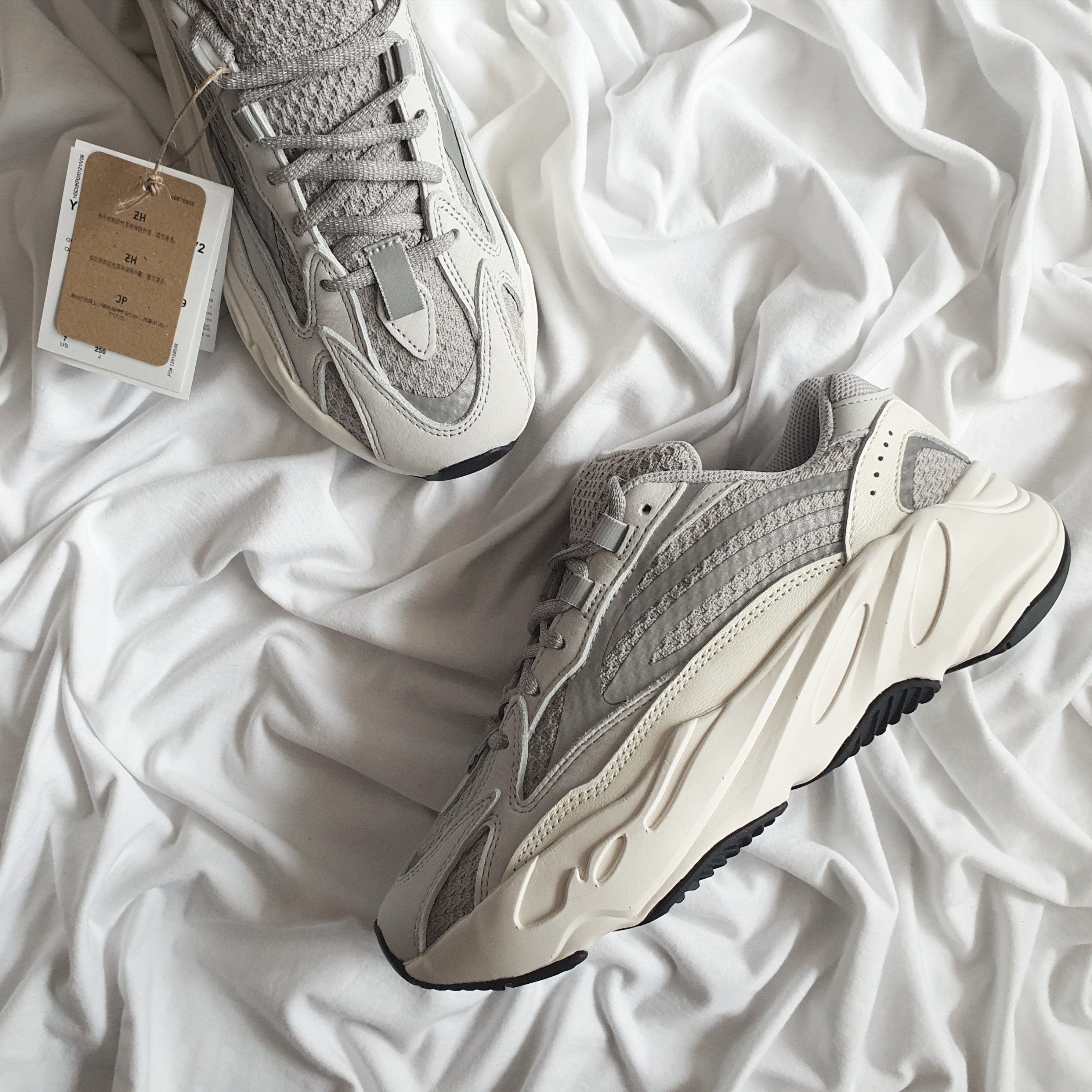 Adidas Yeezy Boost 700 V2 Static 2022 착용 스타일 - 3