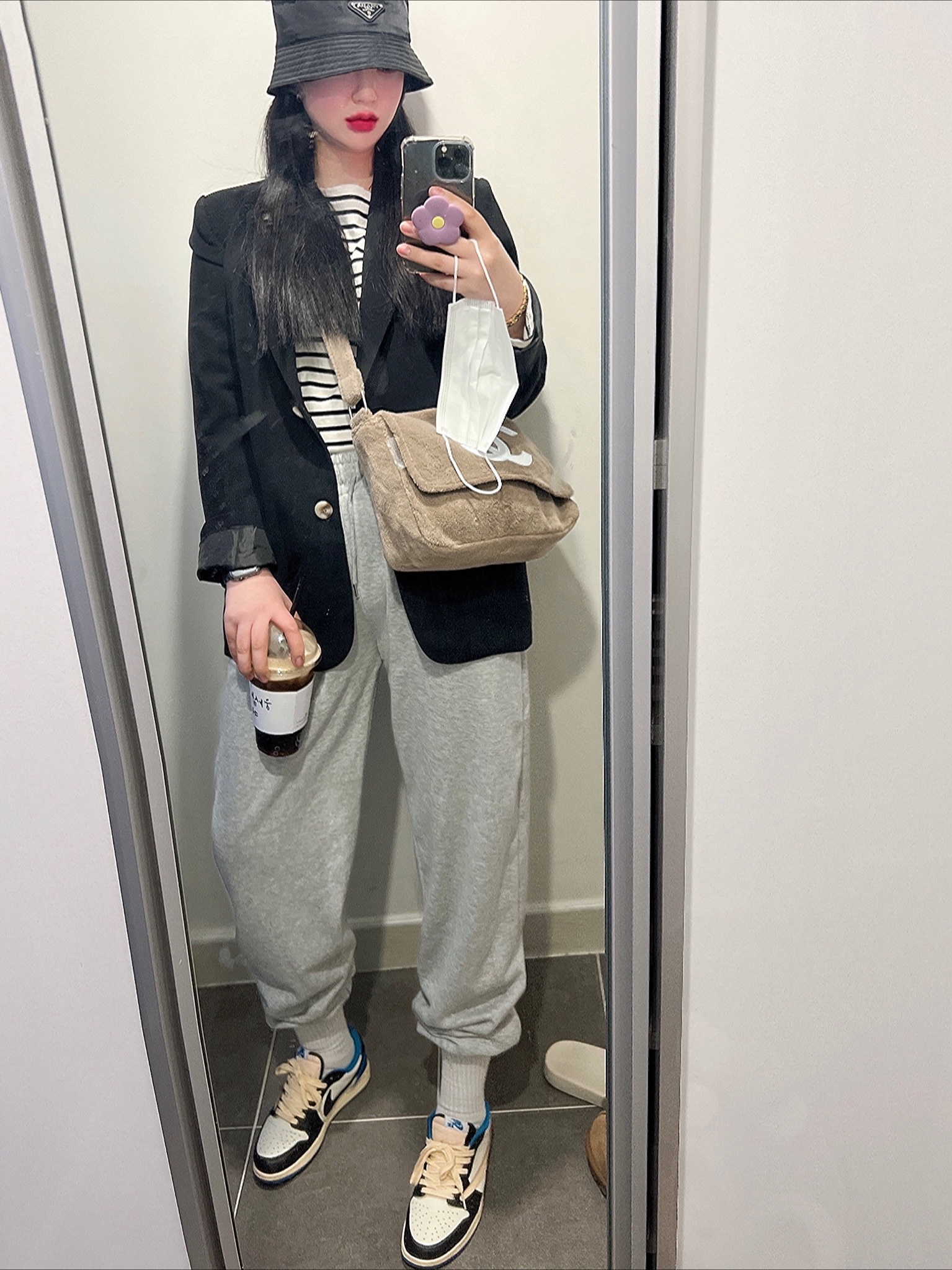 Prada Re-Nylon Bucket Hat Black, Jordan 1 x Travis Scott x Fragment Retro Low OG SP Military Blue 착용 스타일