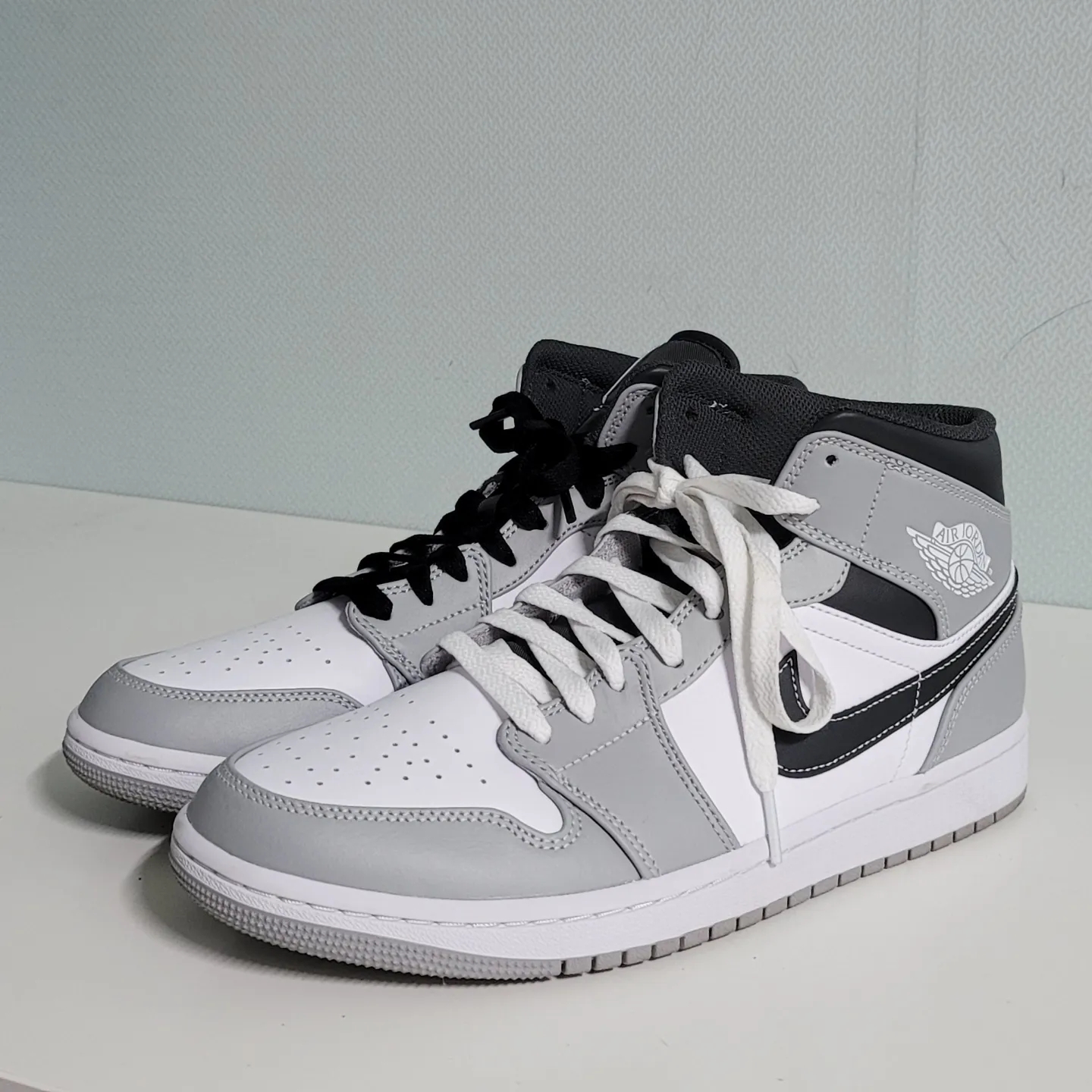 Jordan 1 Mid Light Smoke Grey Anthracite 착용 스타일 - 2