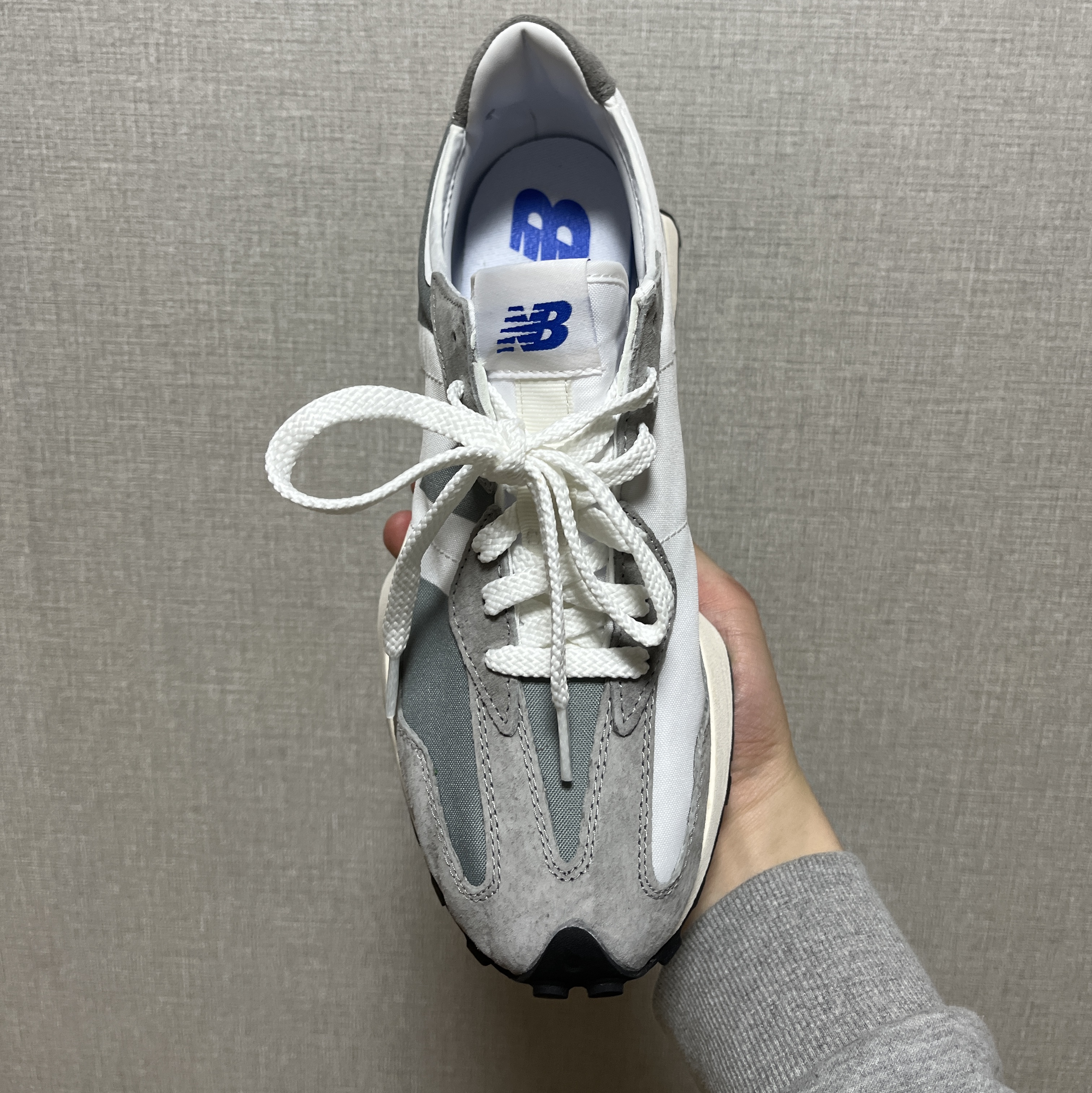 New Balance 327 Grey 착용 스타일 - 1