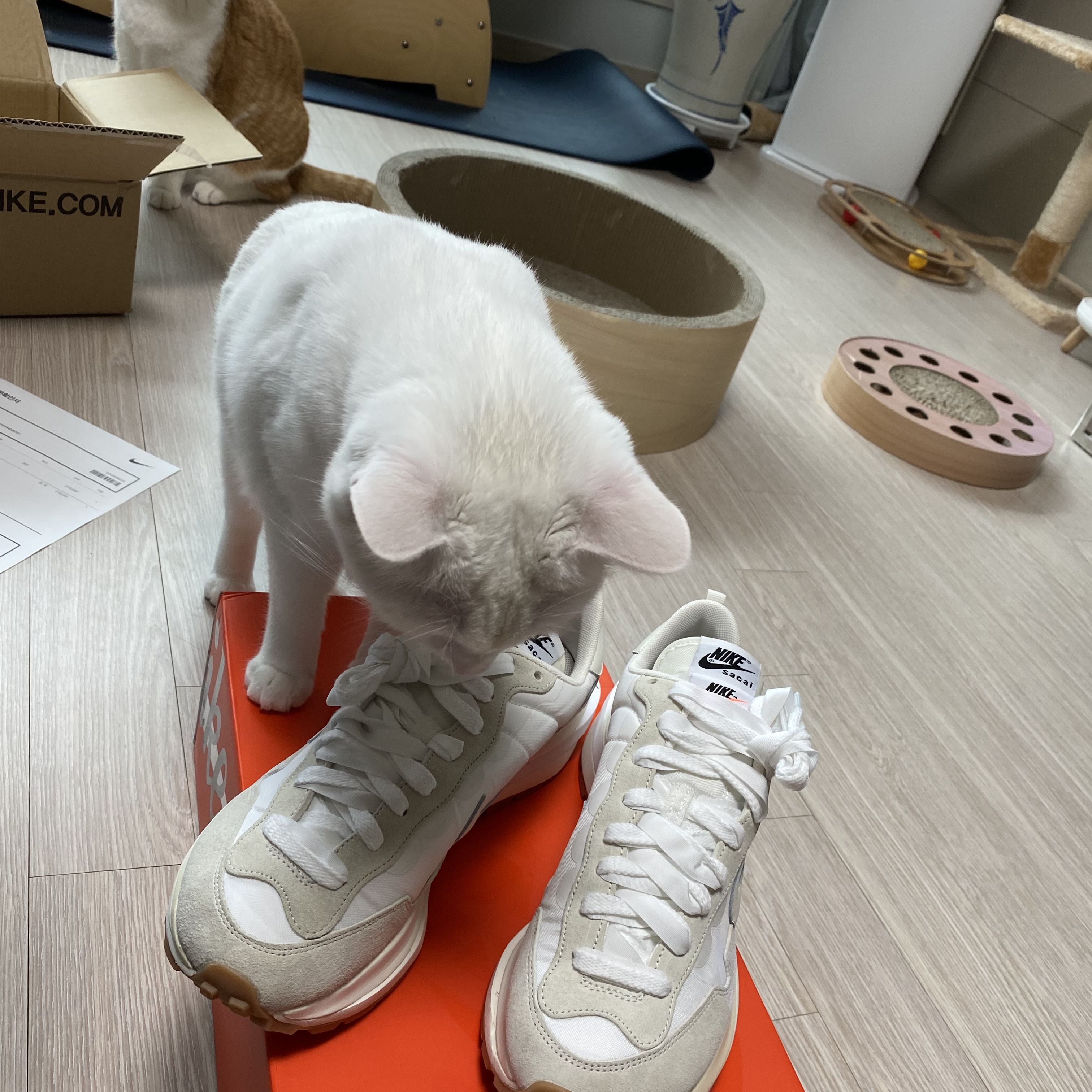 Nike x Sacai VaporWaffle White and Gum 착용 스타일 - 2