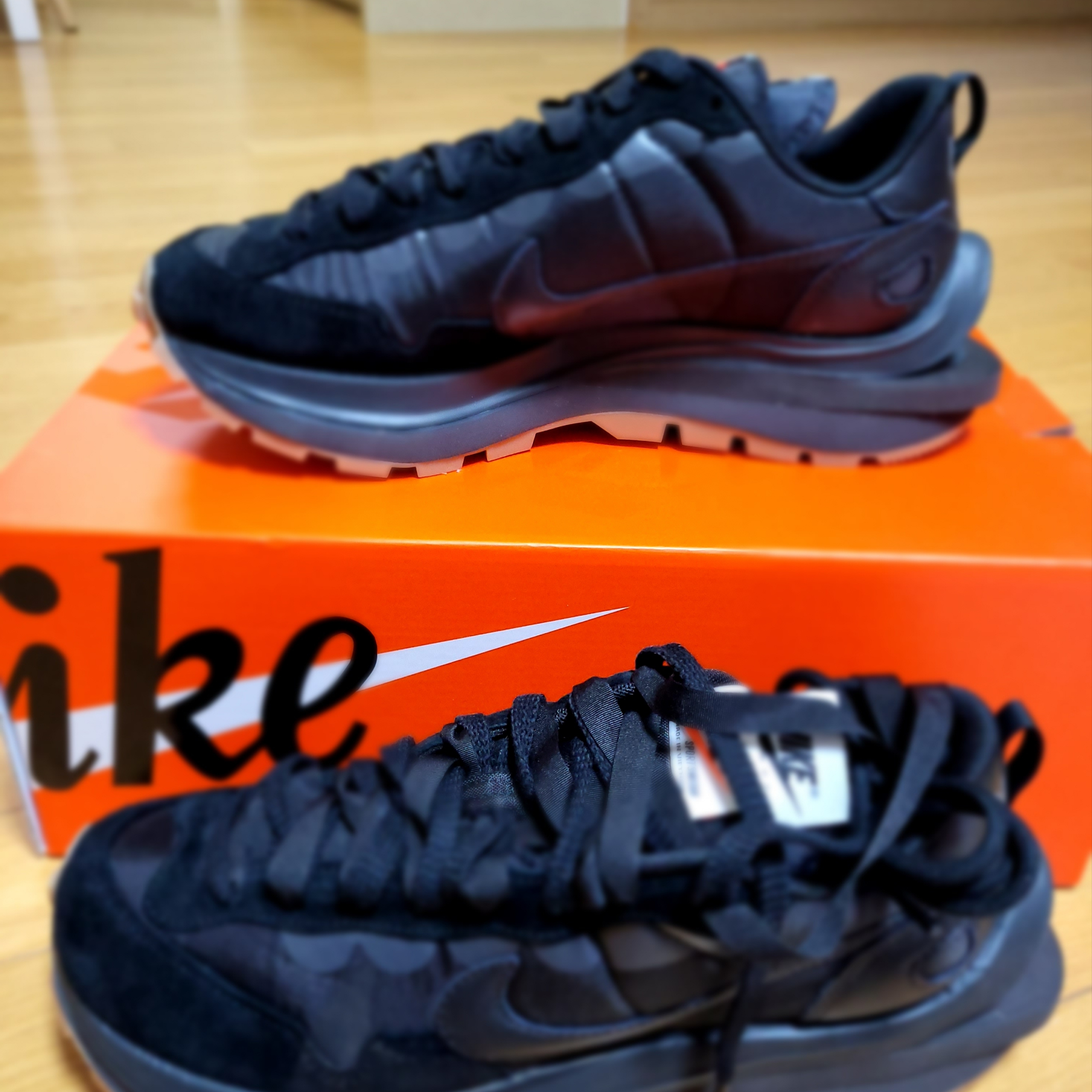 Nike x Sacai VaporWaffle Black and Gum 착용 스타일 - 3