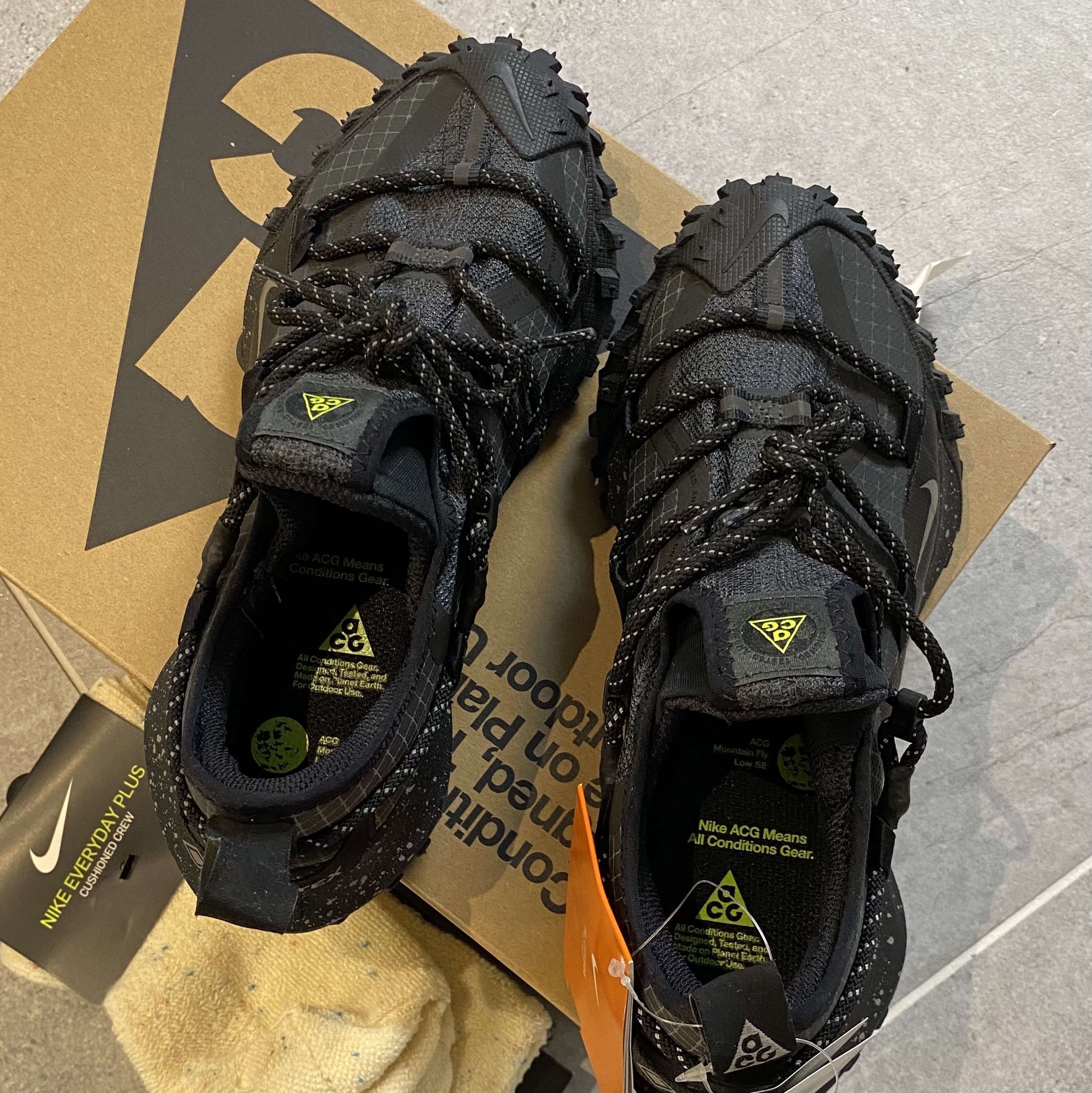 Nike ACG Mountain Fly Low Gore-Tex SE Dark Smoke Grey 착용 스타일 - 2