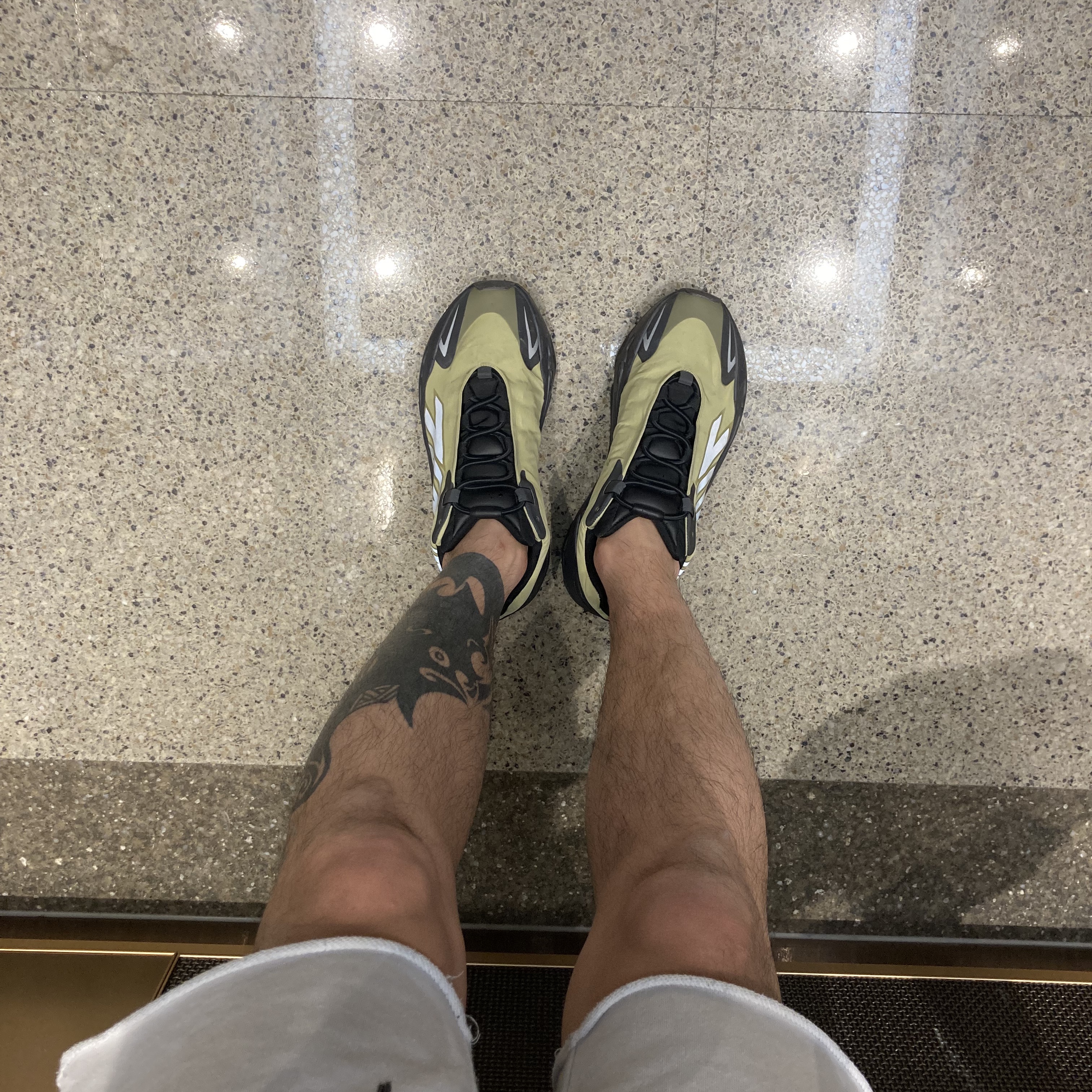 Adidas Yeezy Boost 700 MNVN Resin 착용 스타일
