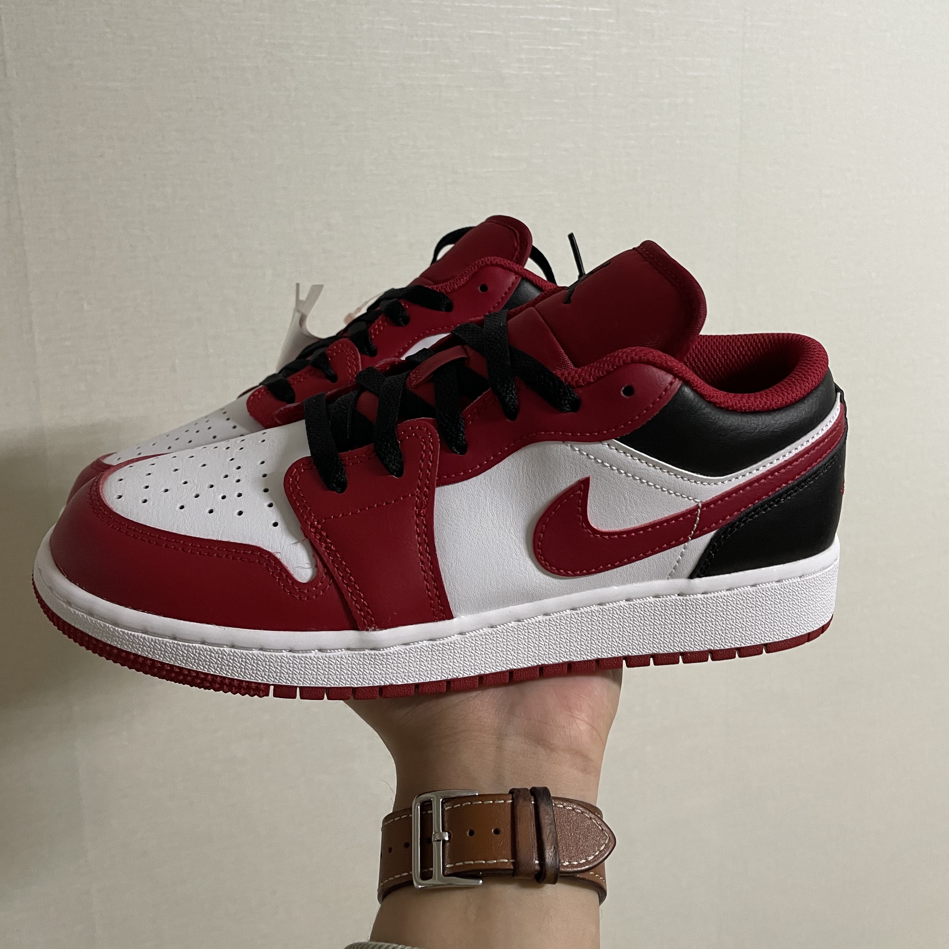 (GS) Jordan 1 Low White Gym Red Black 착용 스타일