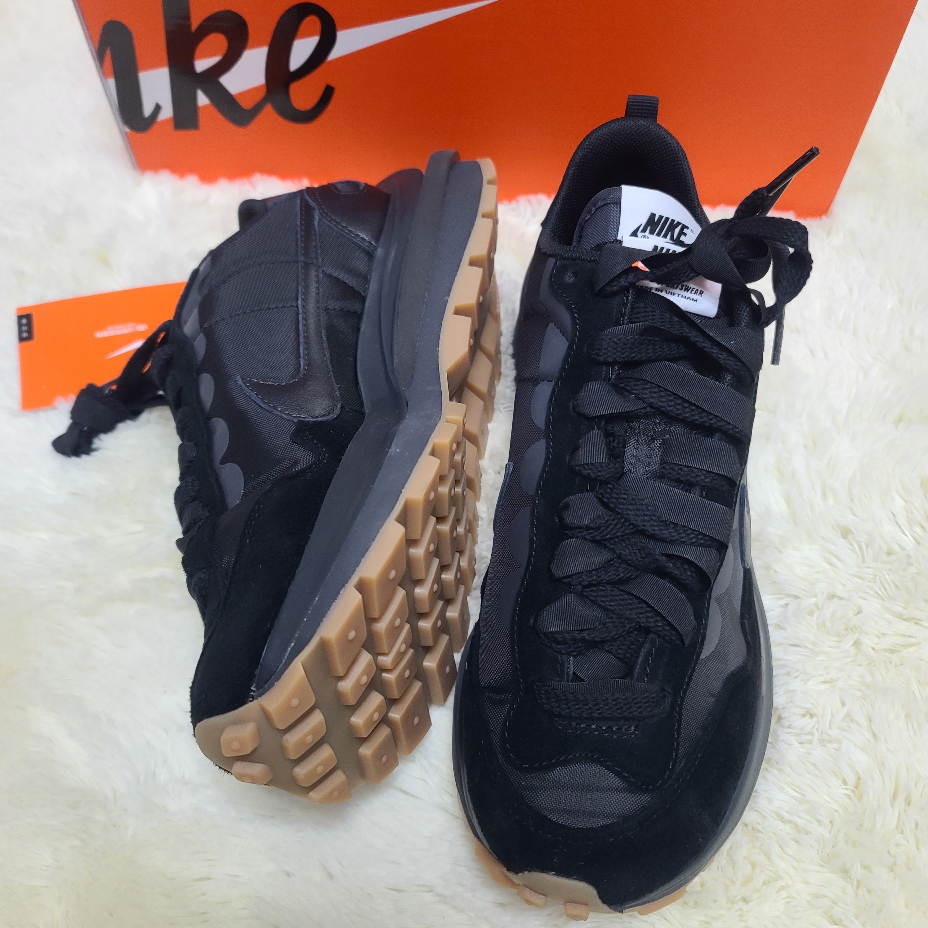 Nike x Sacai VaporWaffle Black and Gum 착용 스타일 - 3