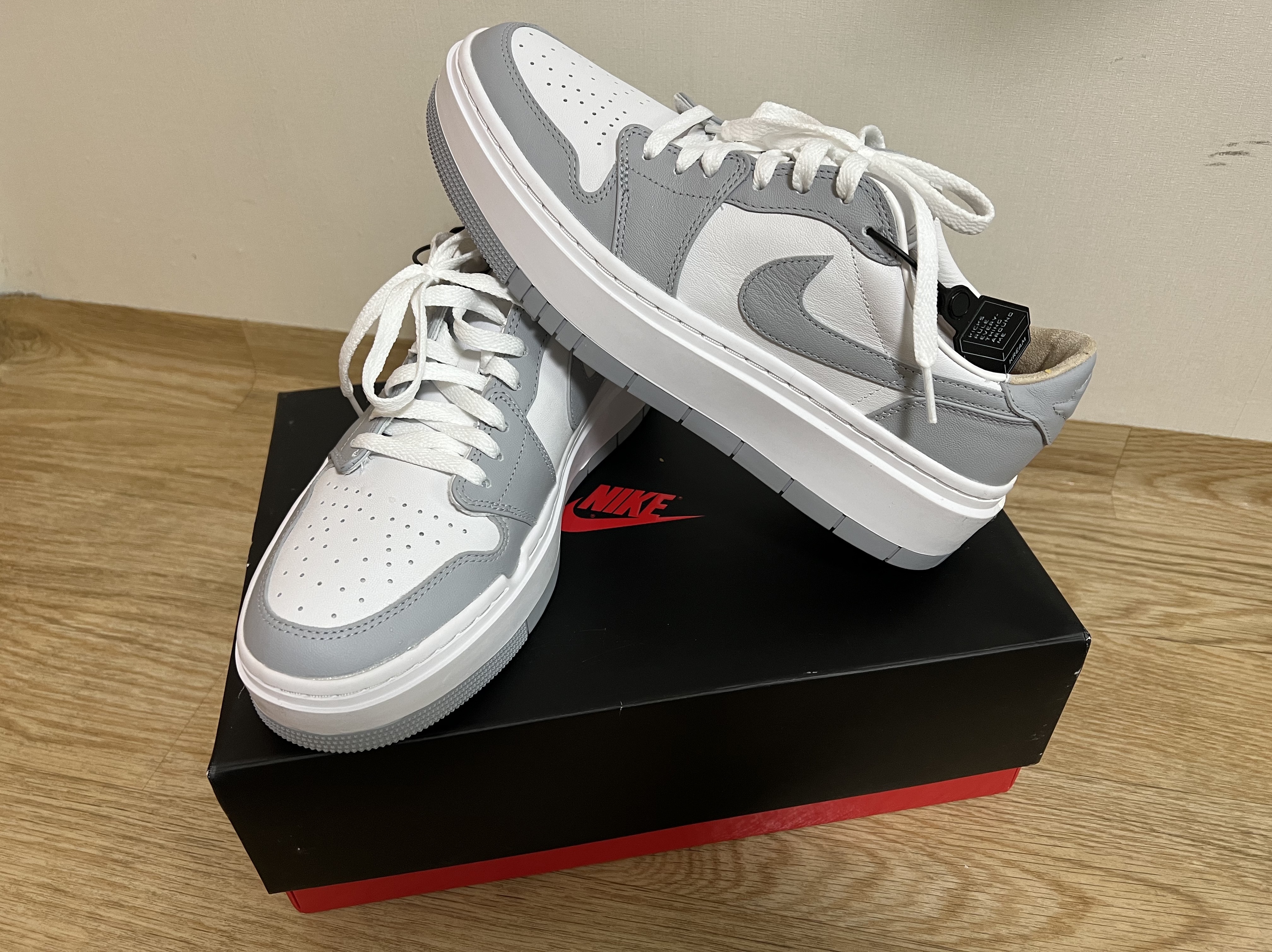 (W) Jordan 1 Elevate Low White and Wolf Grey 착용 스타일 - 1