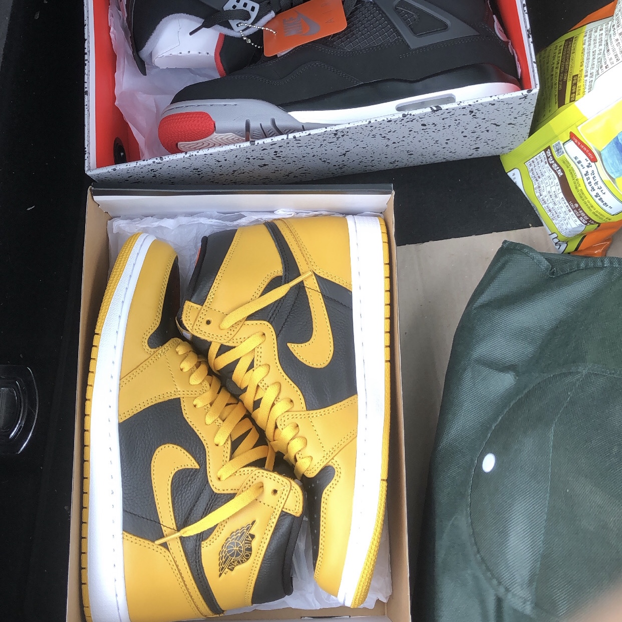 Jordan 1 Retro High OG Pollen, Jordan 4 Retro Bred 2019 착용 스타일