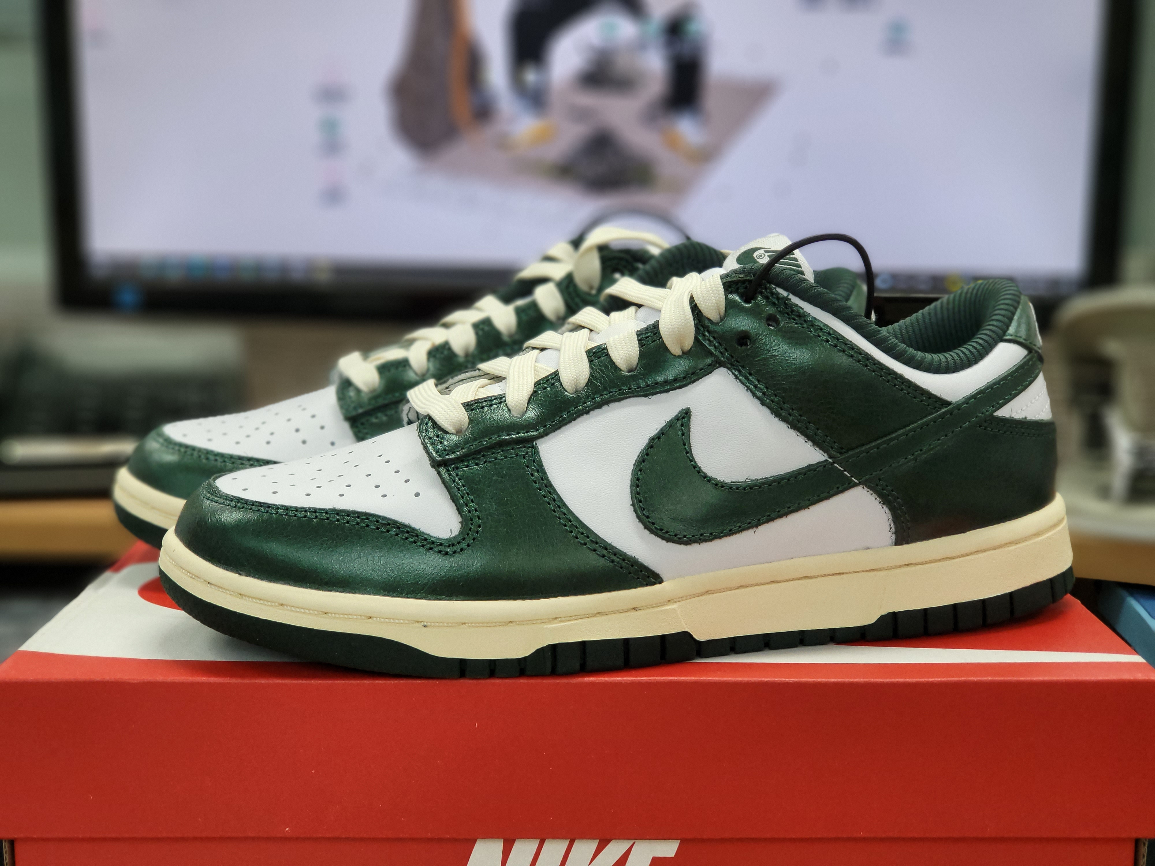 (W) Nike Dunk Low Vintage Green 착용 스타일