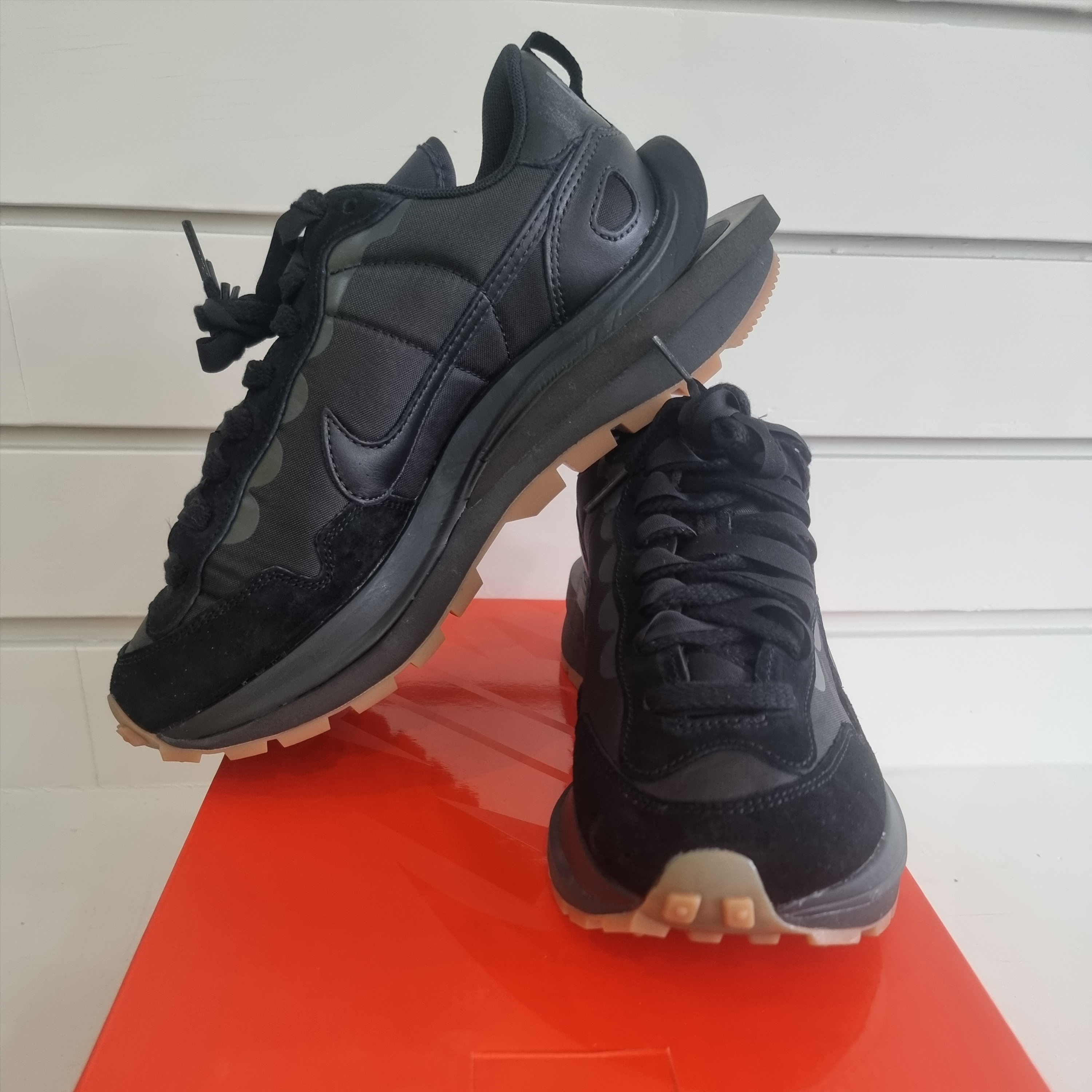 Nike x Sacai VaporWaffle Black and Gum 착용 스타일 - 3