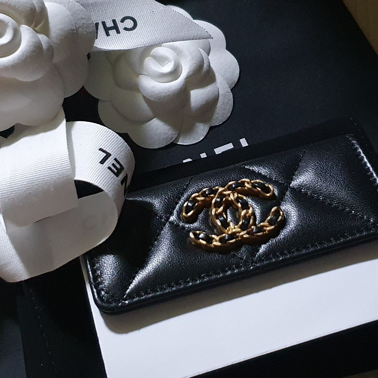 Chanel 19 Flap Card Holder Lambskin & Gold Black 착용 스타일