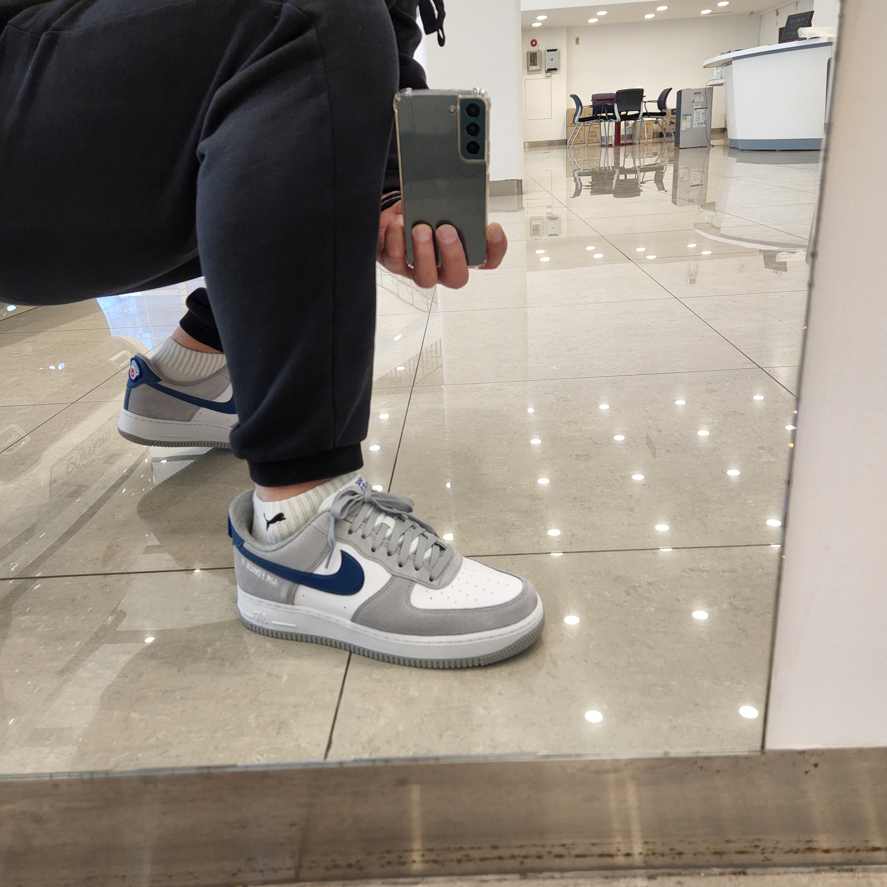 Nike Air Force 1 '07 LV8 Athletic Club Light Smoke Grey Marina, Nike Air Force 1 '07 LV8 Athletic Club Black Dark Sulfur 착용 스타일 - 3
