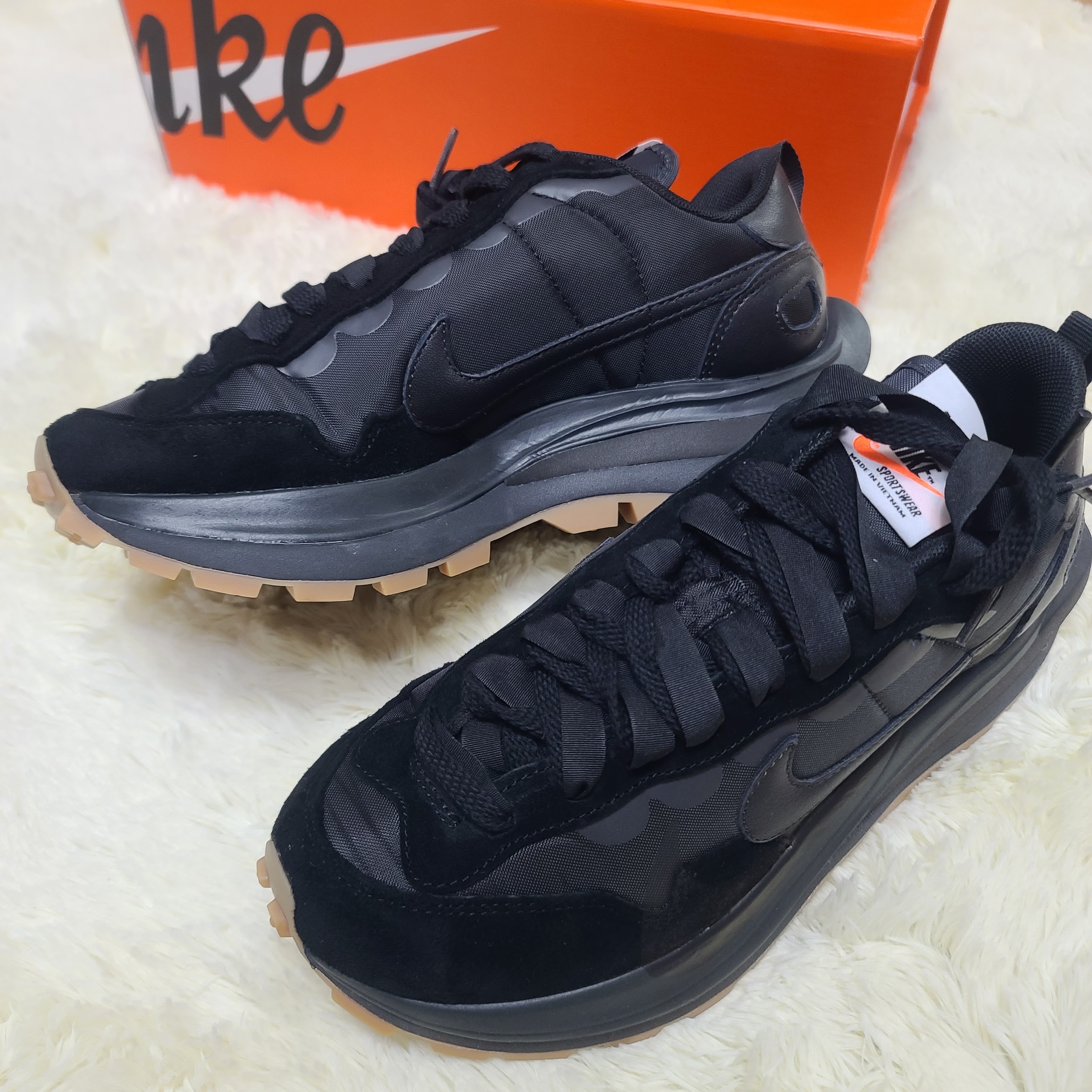 Nike x Sacai VaporWaffle Black and Gum 착용 스타일 - 1