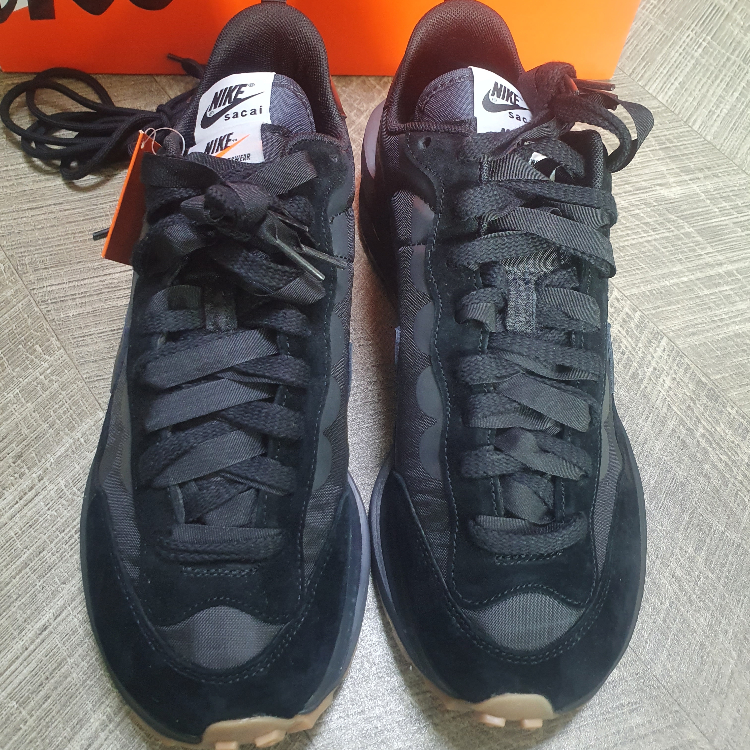 Nike x Sacai VaporWaffle Black and Gum 착용 스타일 - 2
