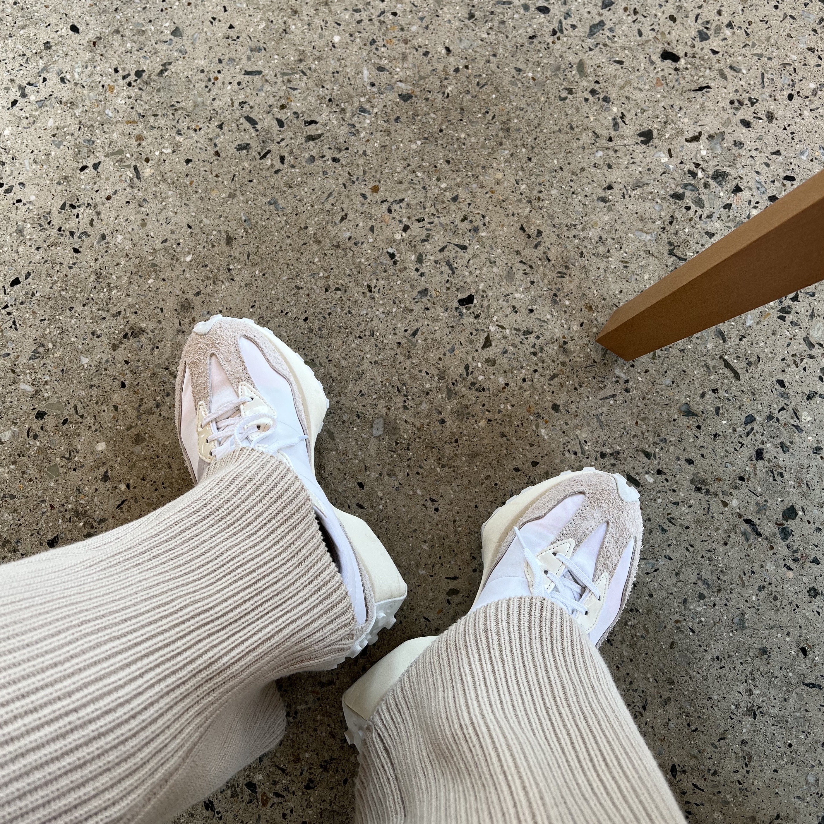 (W) New Balance 327 White Moonbeam 착용 스타일