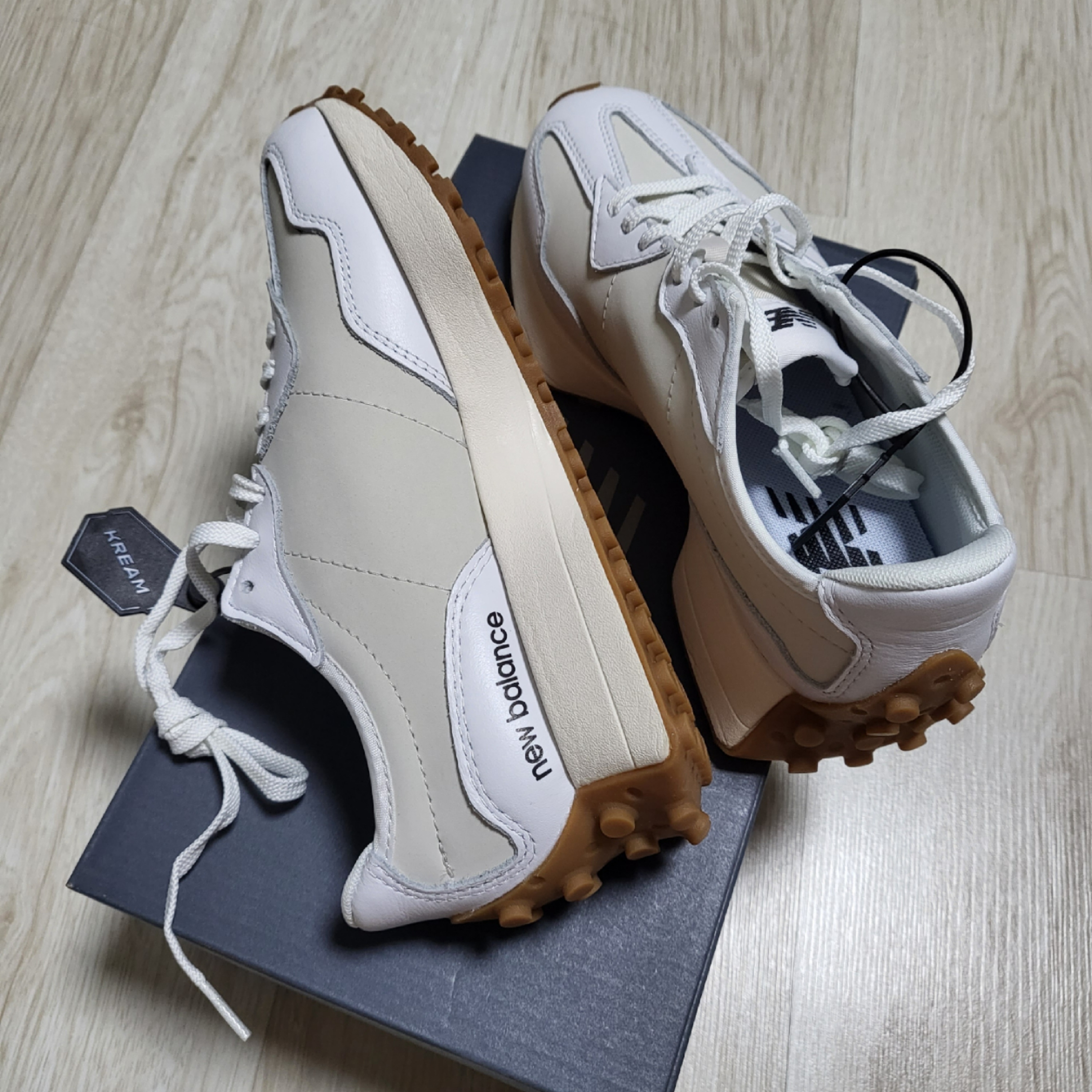 (W) New Balance 327 Leather White Moonbeam 착용 스타일 - 3
