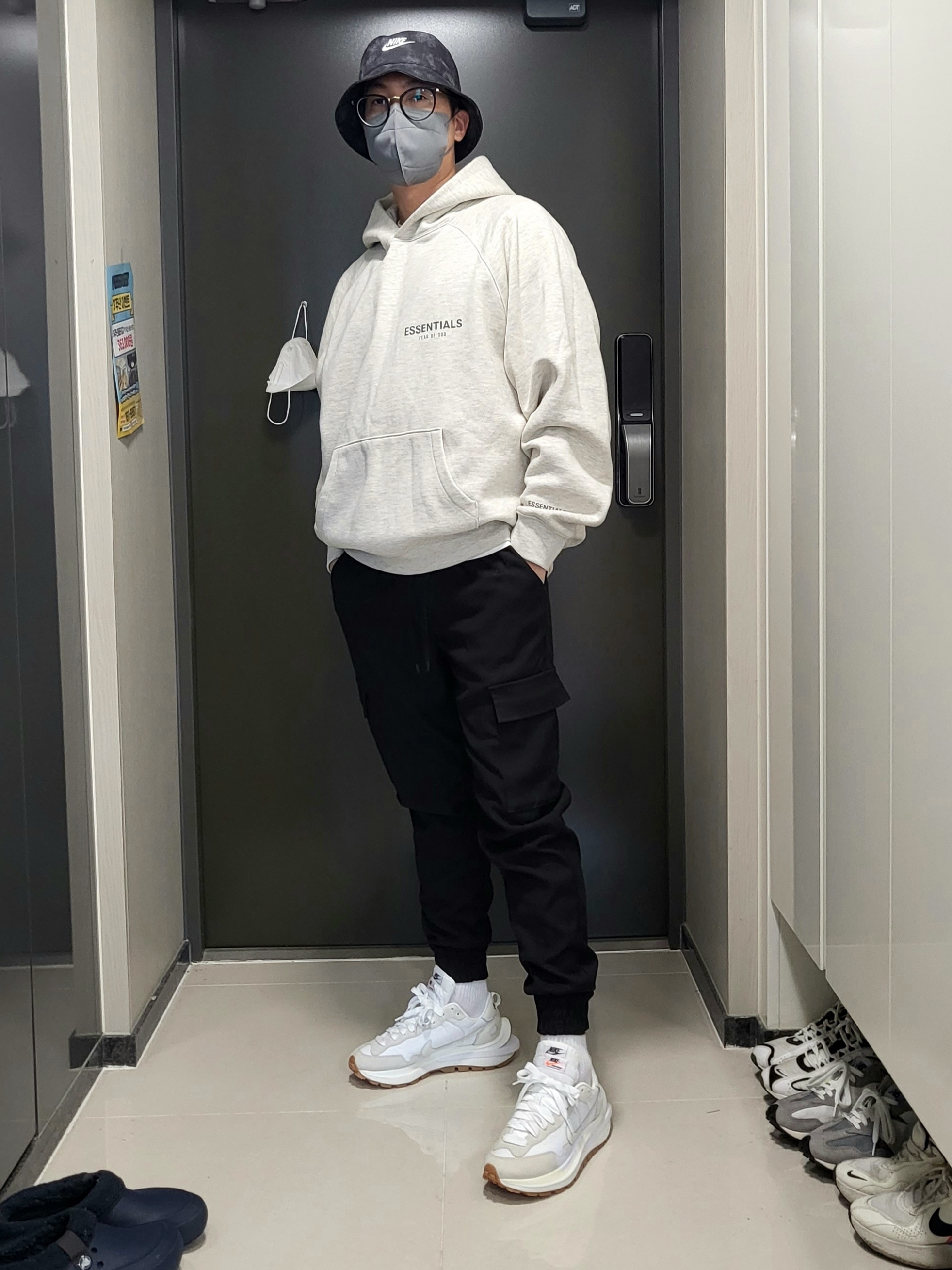 Nike x Sacai VaporWaffle White and Gum, Essentials The Core Collection Pullover Hoodie Oatmeal 착용 스타일