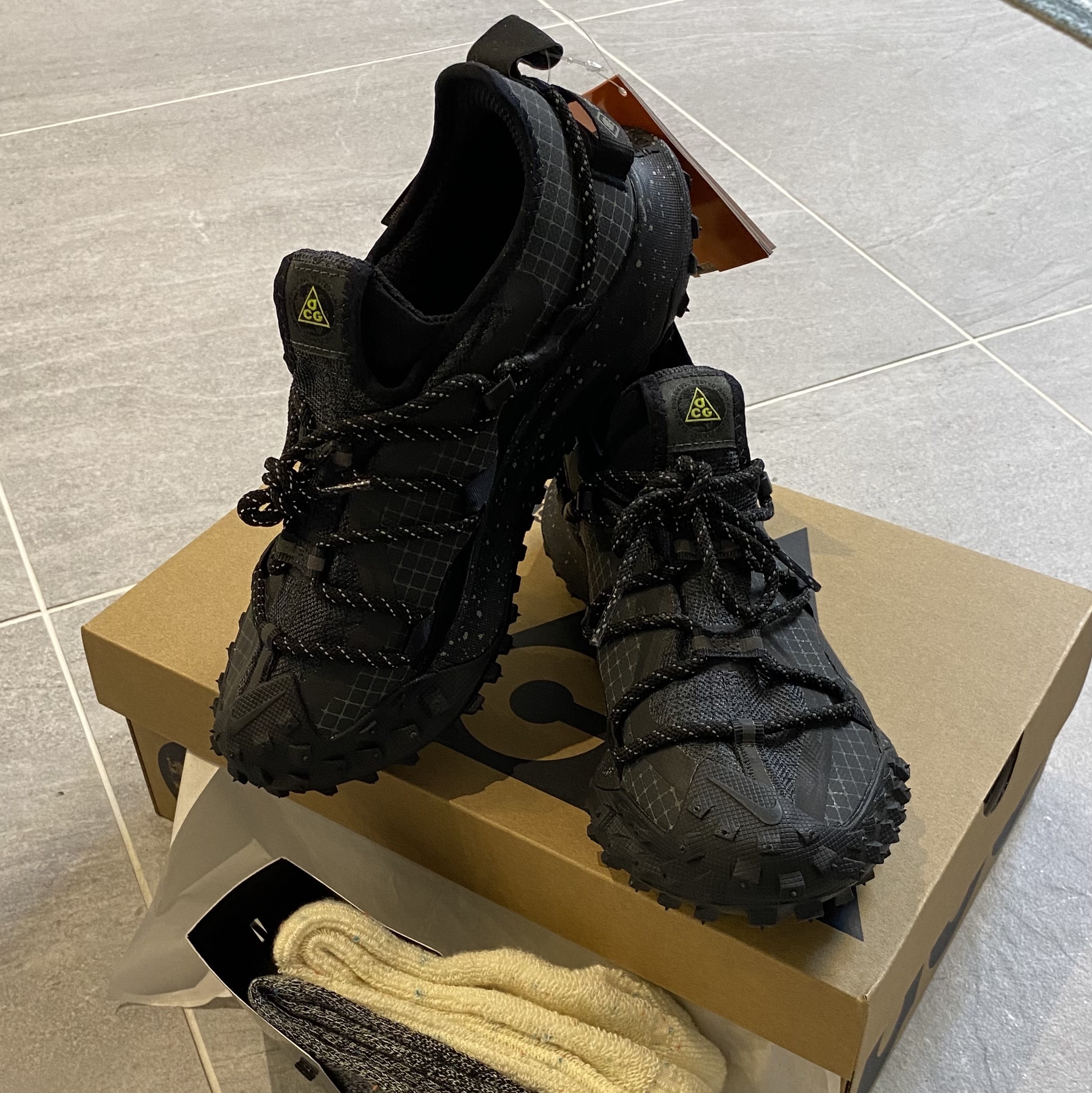Nike ACG Mountain Fly Low Gore-Tex SE Dark Smoke Grey 착용 스타일 - 1