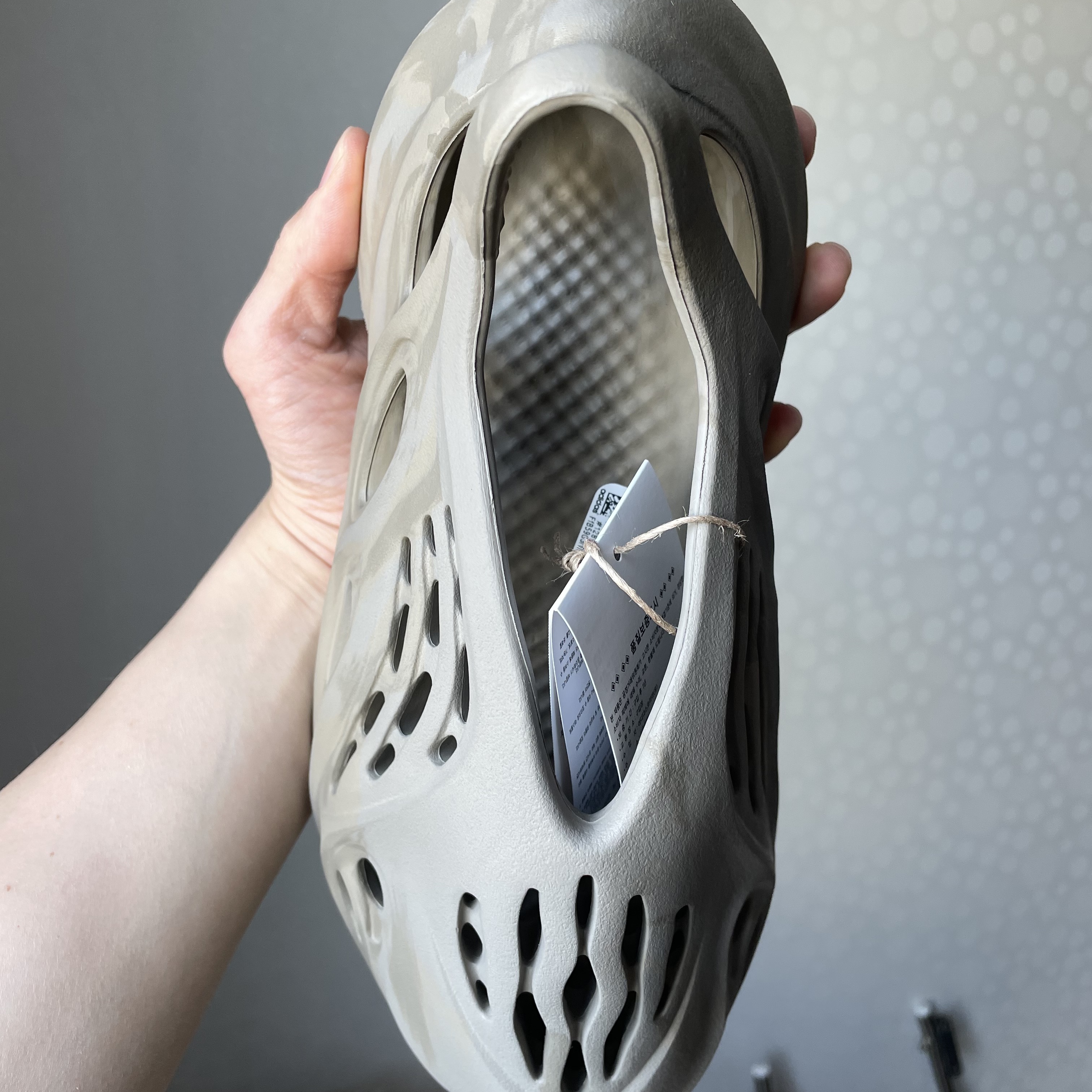 Adidas Yeezy Foam RNNR Stone Sage 착용 스타일 - 2