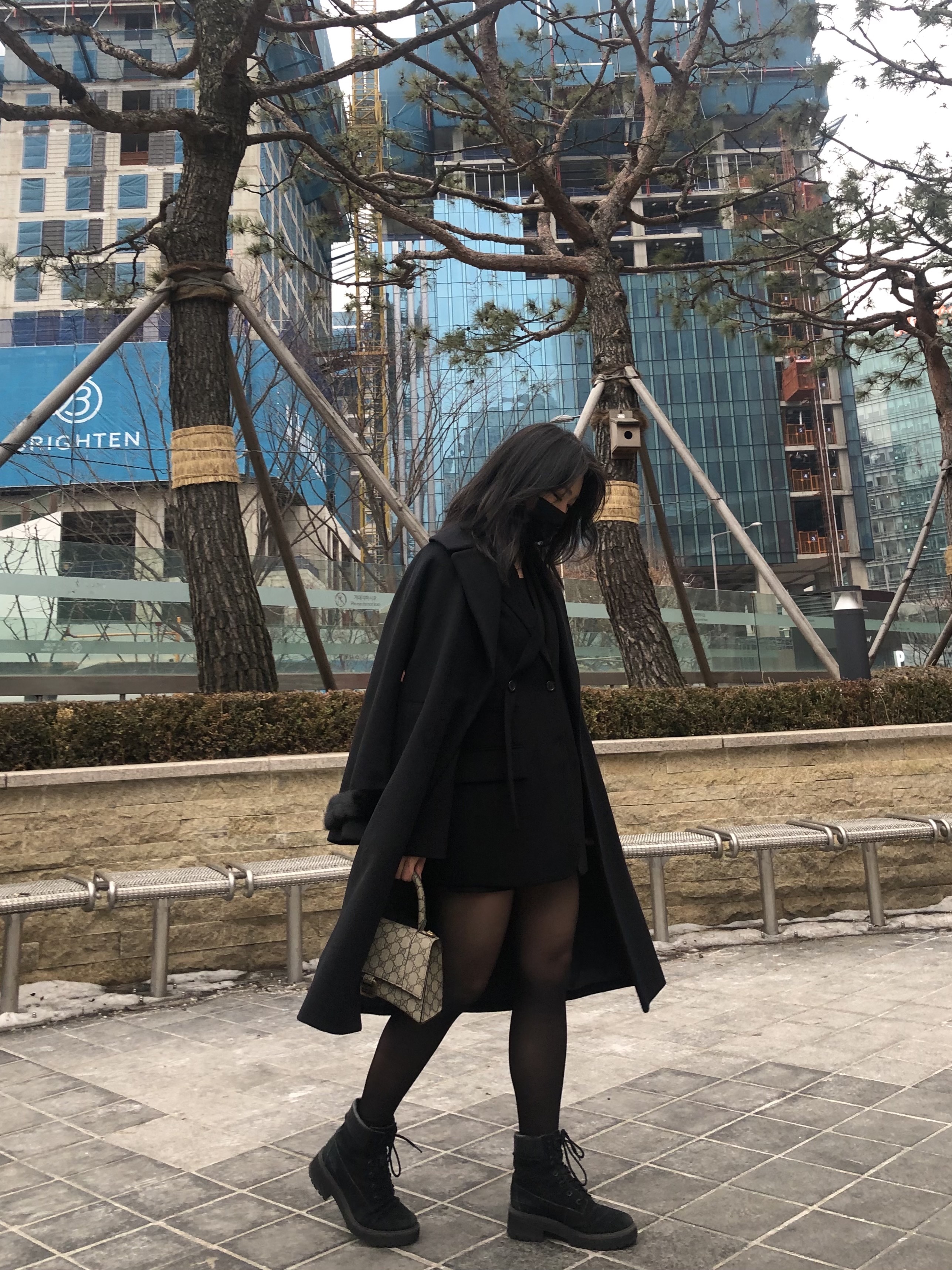 Gucci x Balenciaga The Hacker Project Small Hourglass Bag Beige Ebony 착용 스타일