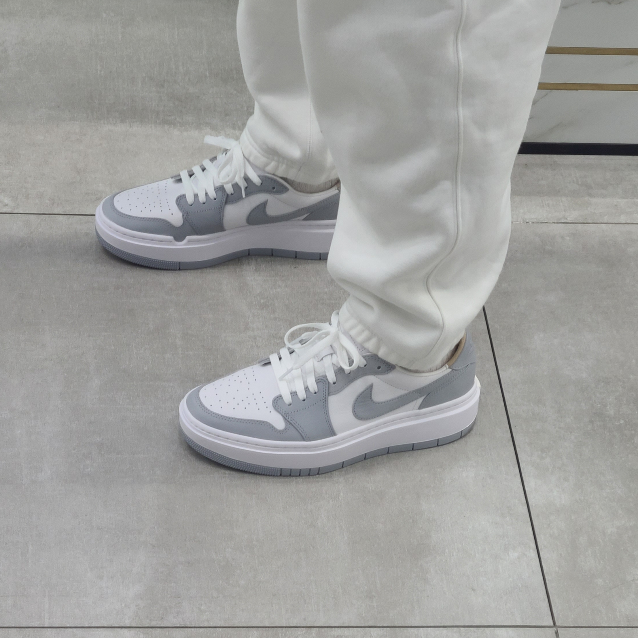 (W) Jordan 1 Elevate Low White and Wolf Grey, Nike NRG Solo Swoosh Fleece Pants Summit White - Asia 착용 스타일 - 2