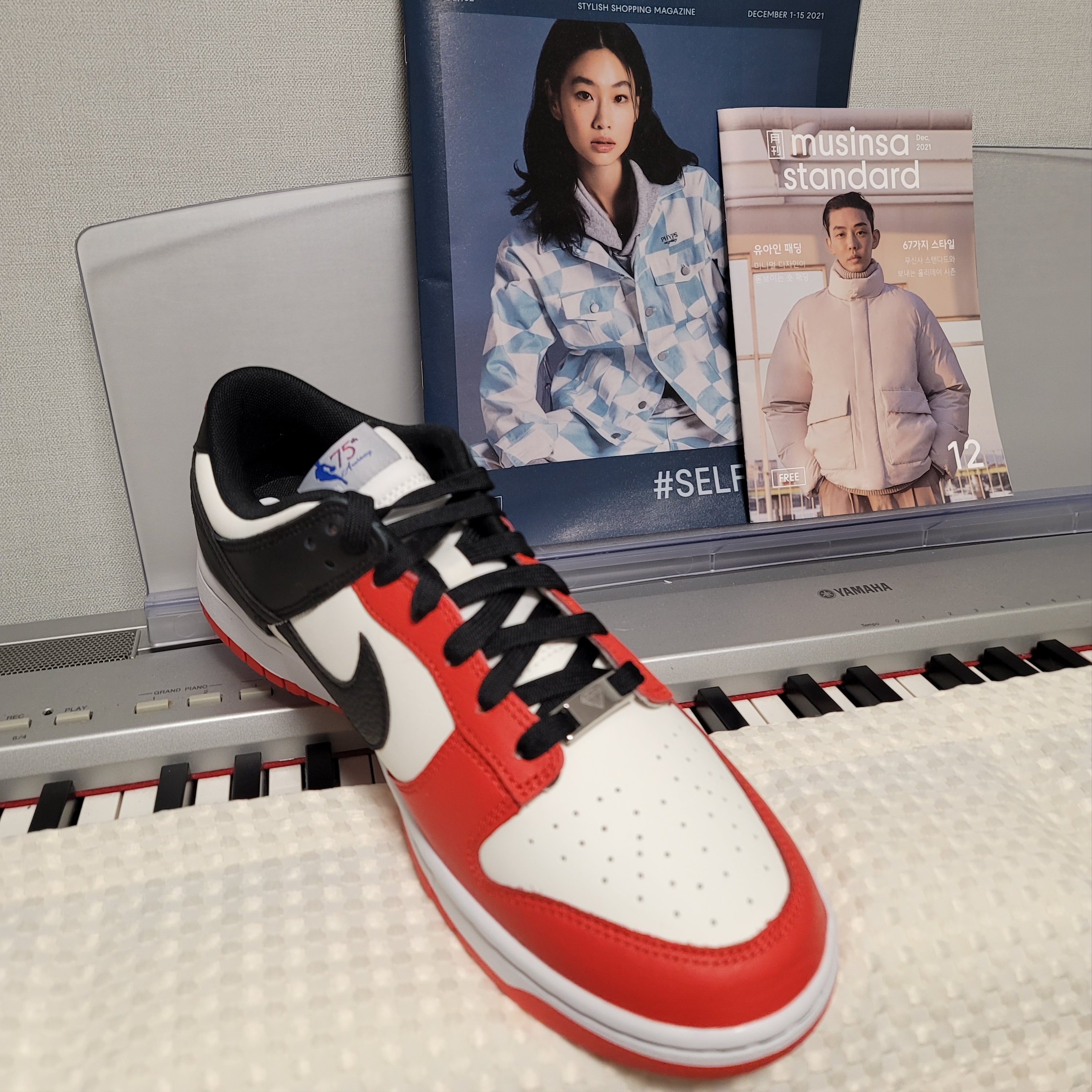 Nike x NBA Dunk Low Retro EMB Black and Chile Red 착용 스타일