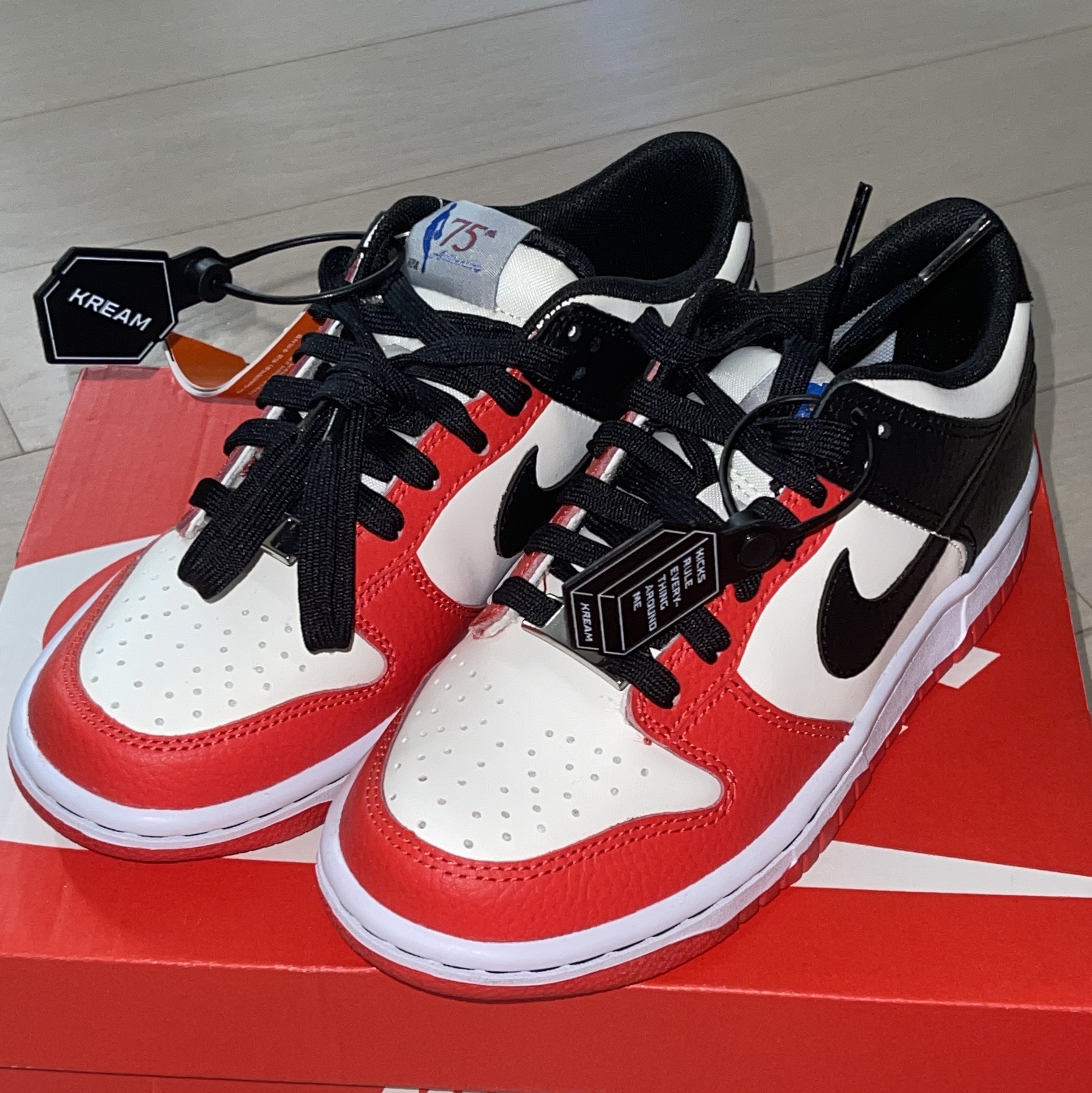 (GS) Nike x NBA Dunk Low Black and Chile Red 착용 스타일 - 2