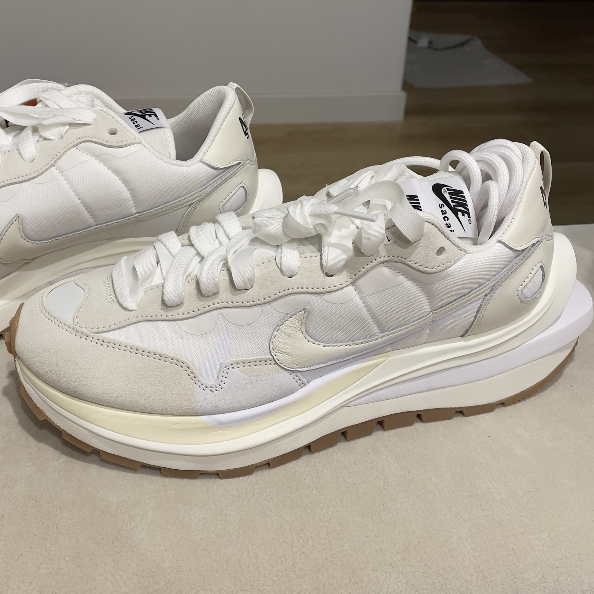 Nike x Sacai VaporWaffle White and Gum 착용 스타일 - 2
