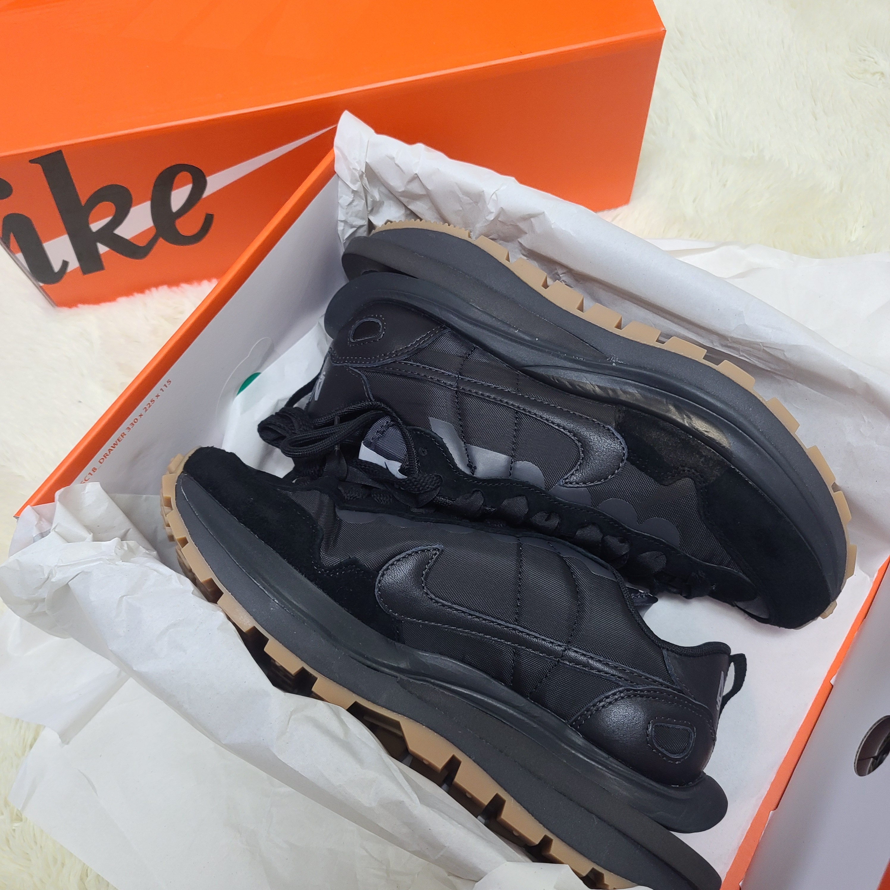 Nike x Sacai VaporWaffle Black and Gum 착용 스타일 - 2