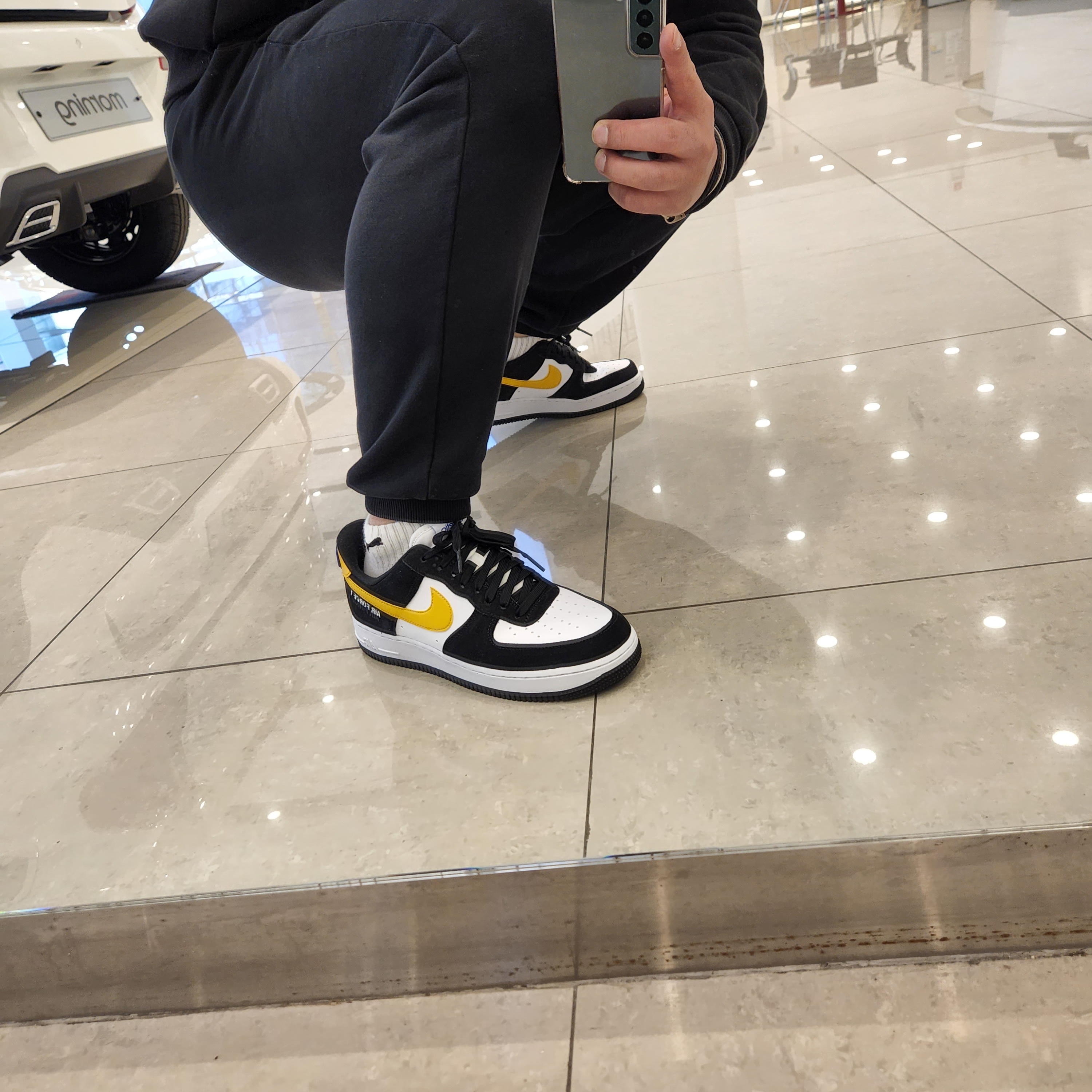 Nike Air Force 1 '07 LV8 Athletic Club Light Smoke Grey Marina, Nike Air Force 1 '07 LV8 Athletic Club Black Dark Sulfur 착용 스타일 - 5