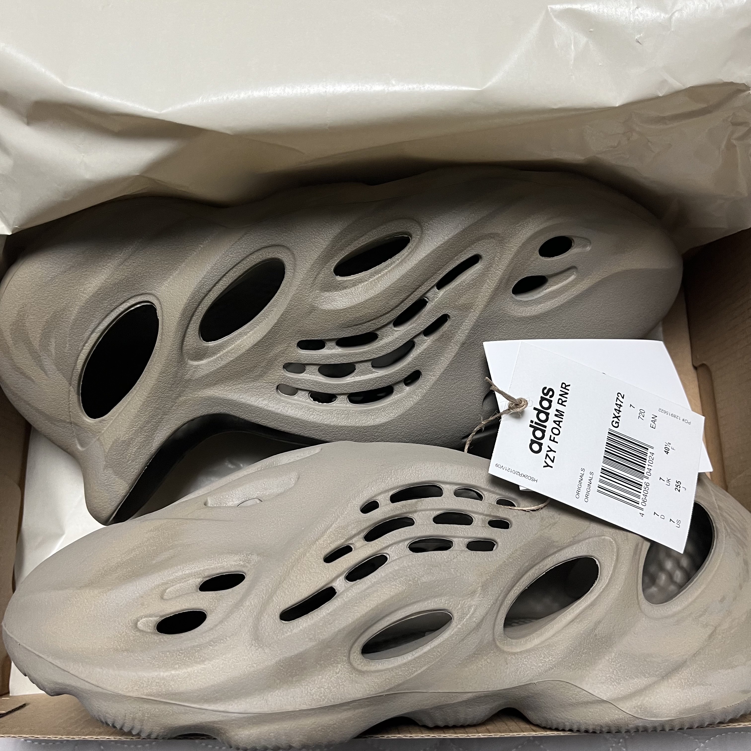 Adidas Yeezy Foam RNNR Stone Sage 착용 스타일 - 1