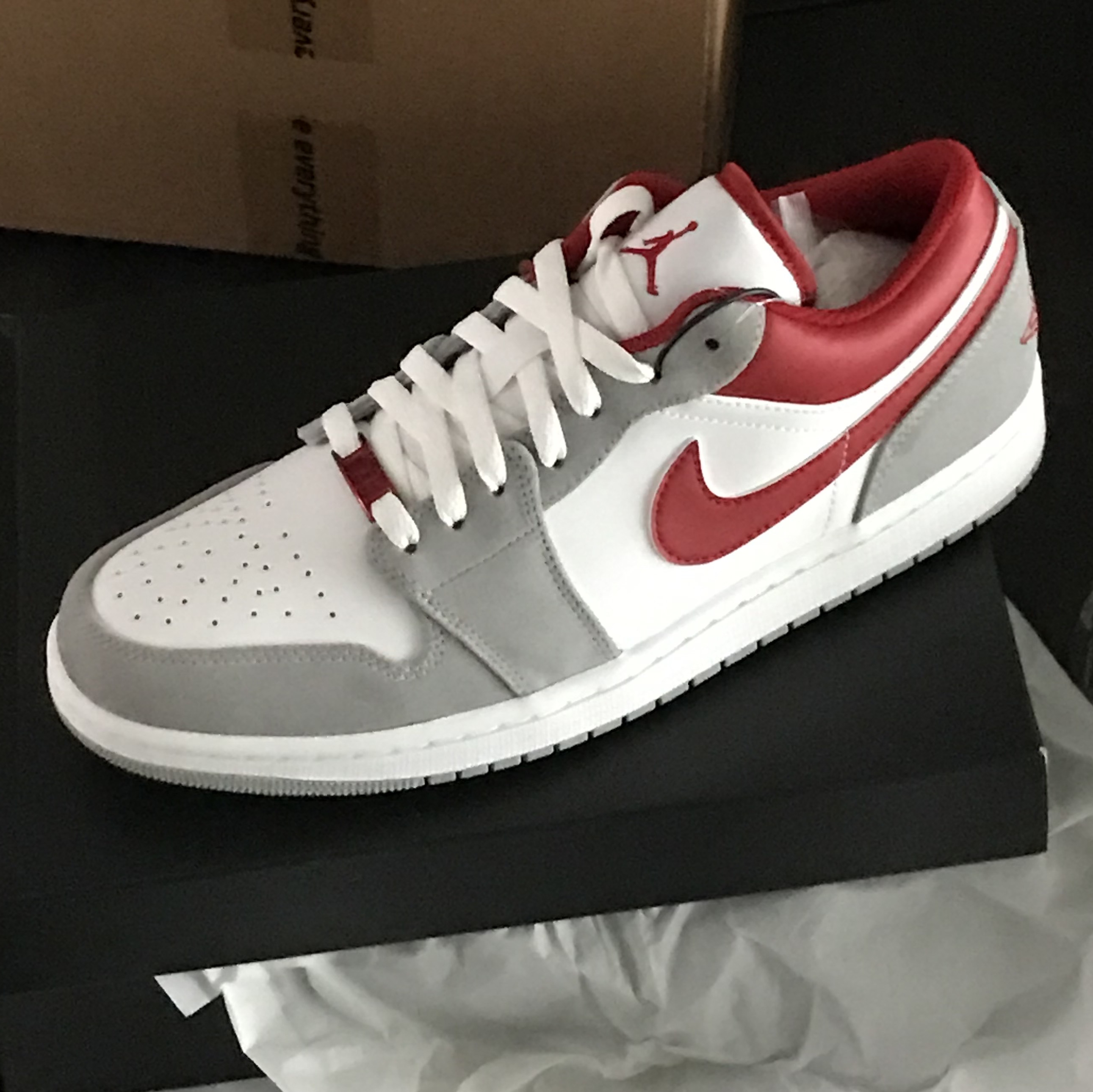 Jordan 1 Low SE Light Smoke Grey Gym Red 착용 스타일